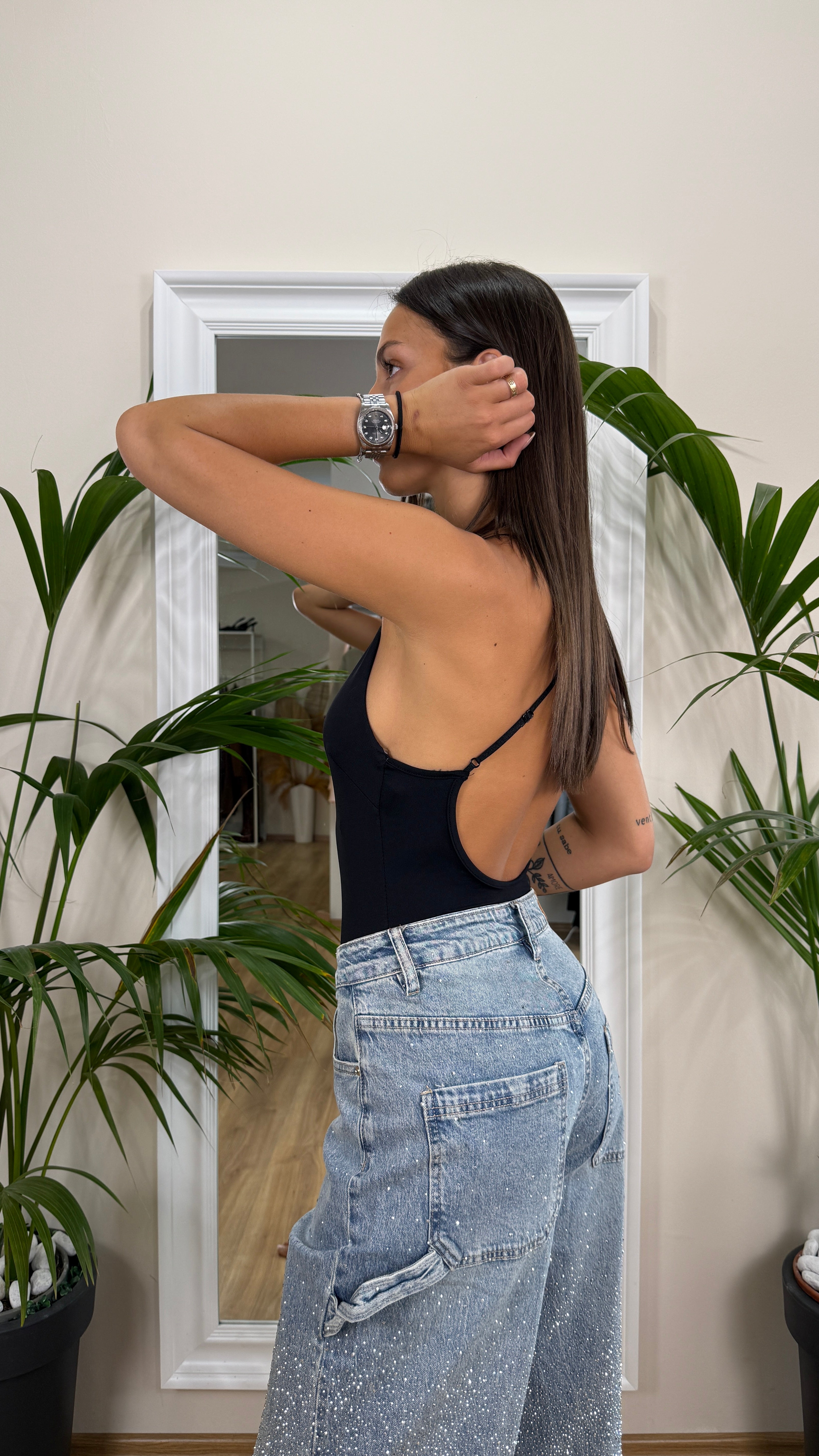 Body con scollo a V e intrecciato posteriormente.