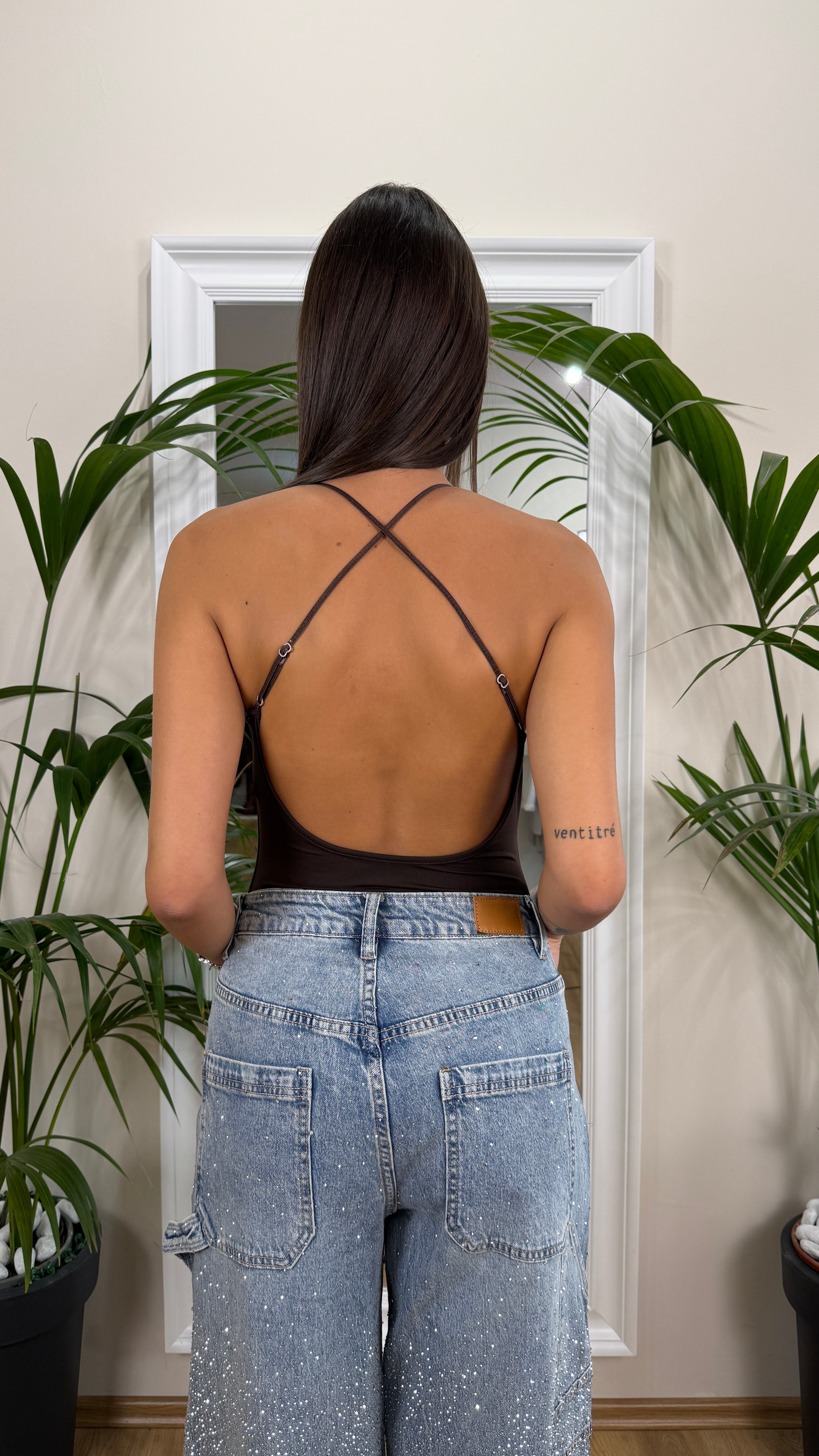 Body con scollo a V e intrecciato posteriormente.