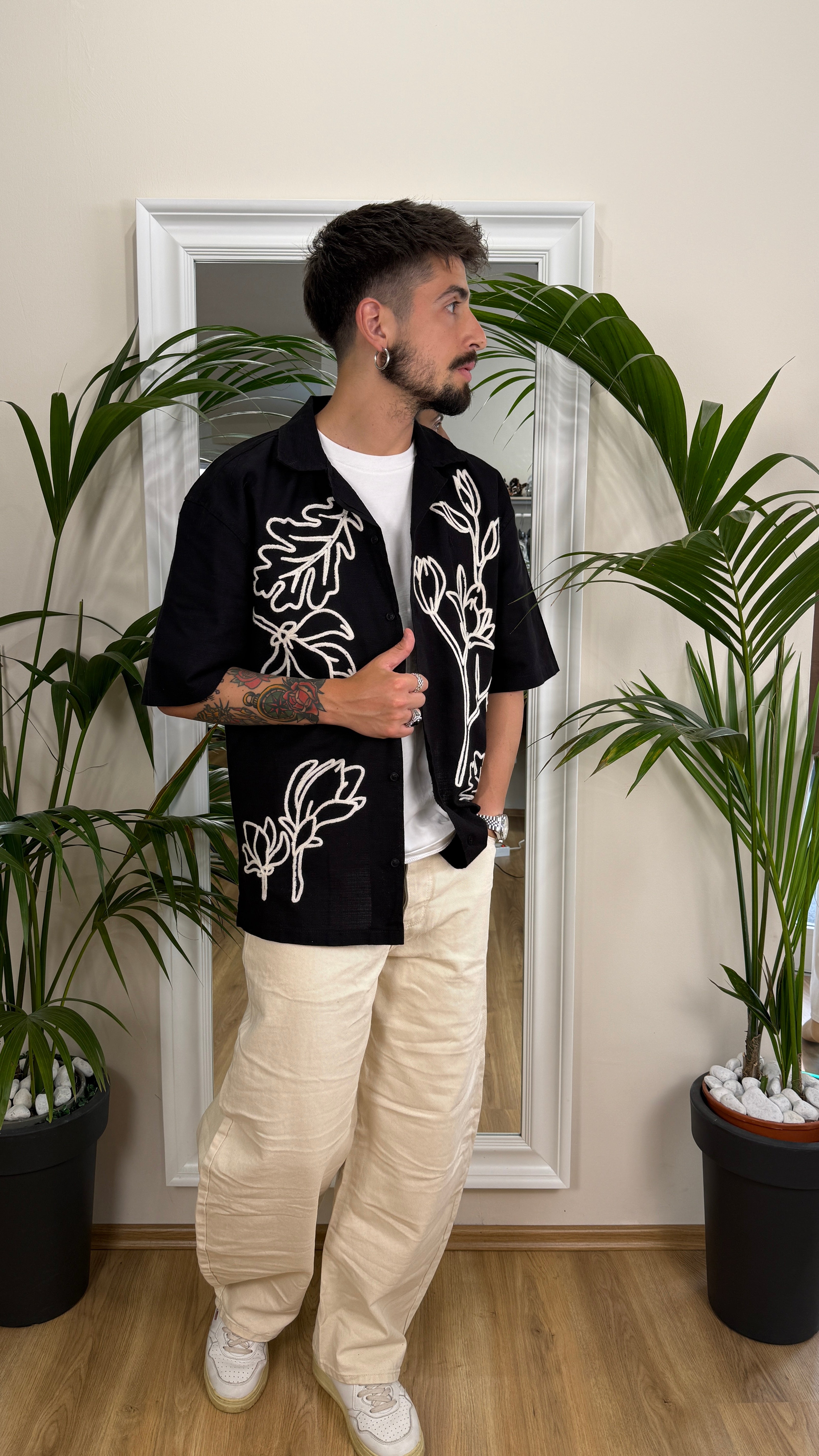 Camicia in fantasia nera con dettagli panna.