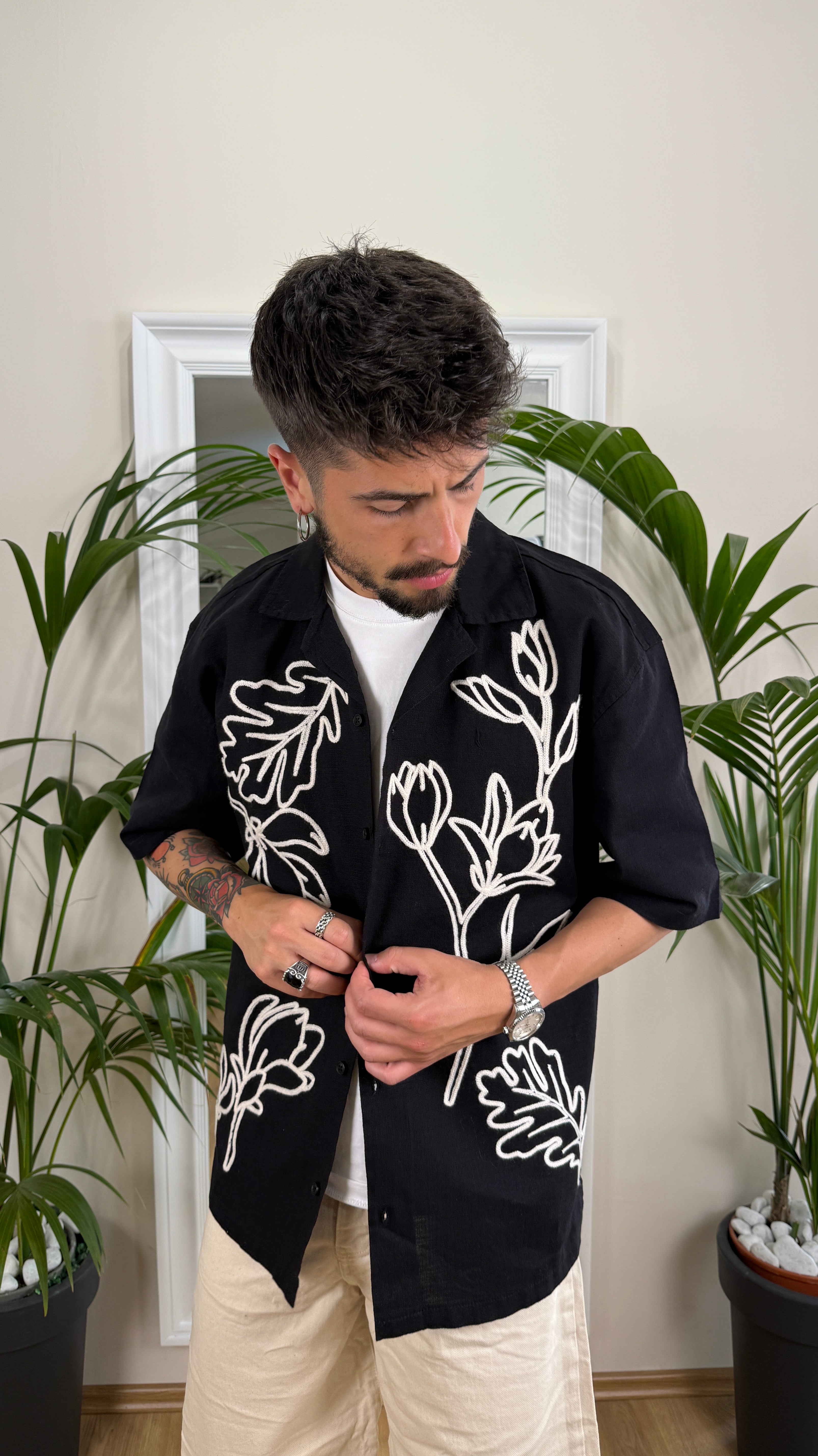 Camicia in fantasia nera con dettagli panna.