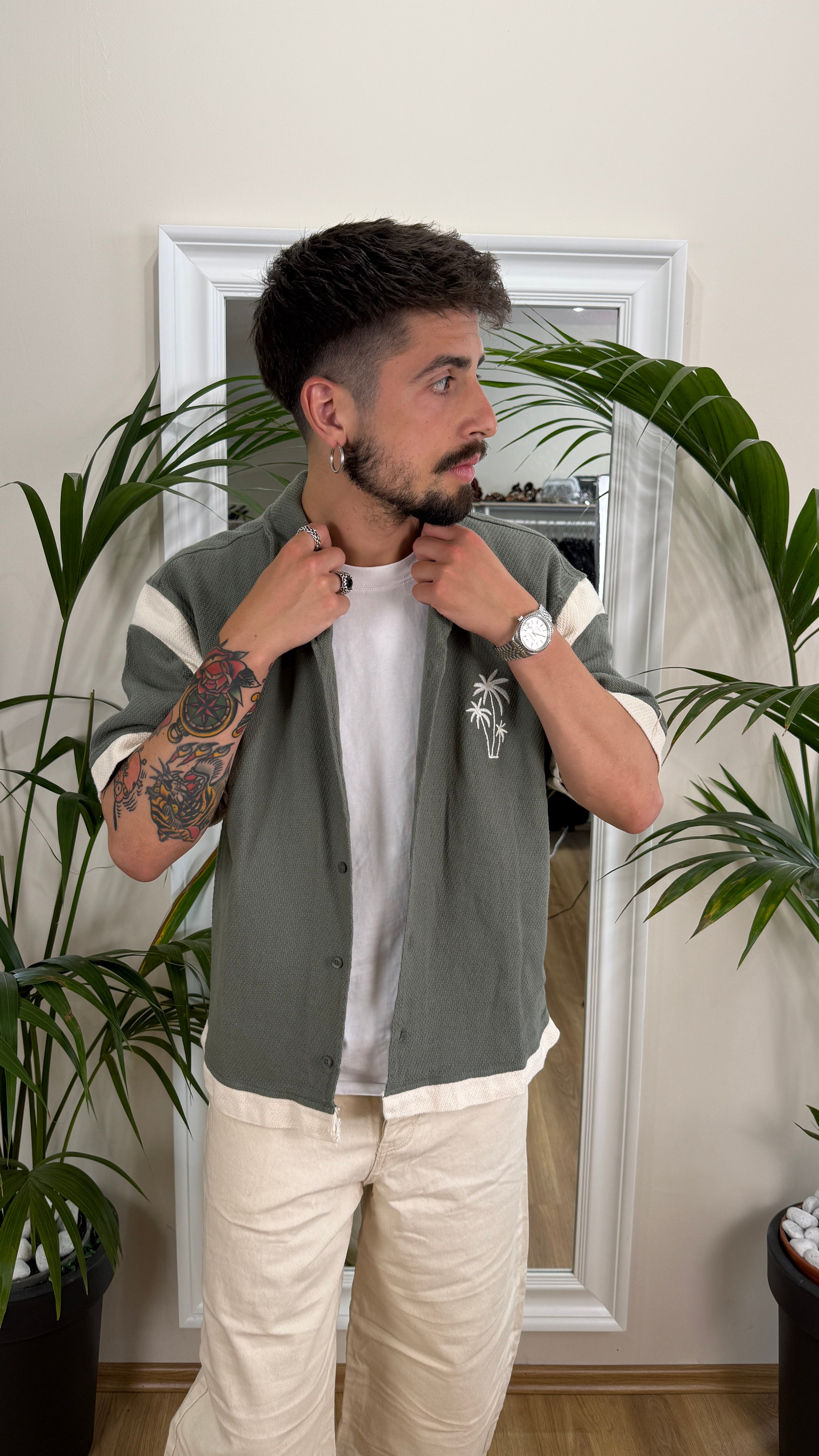 Camicia verde salvia con ricamo.