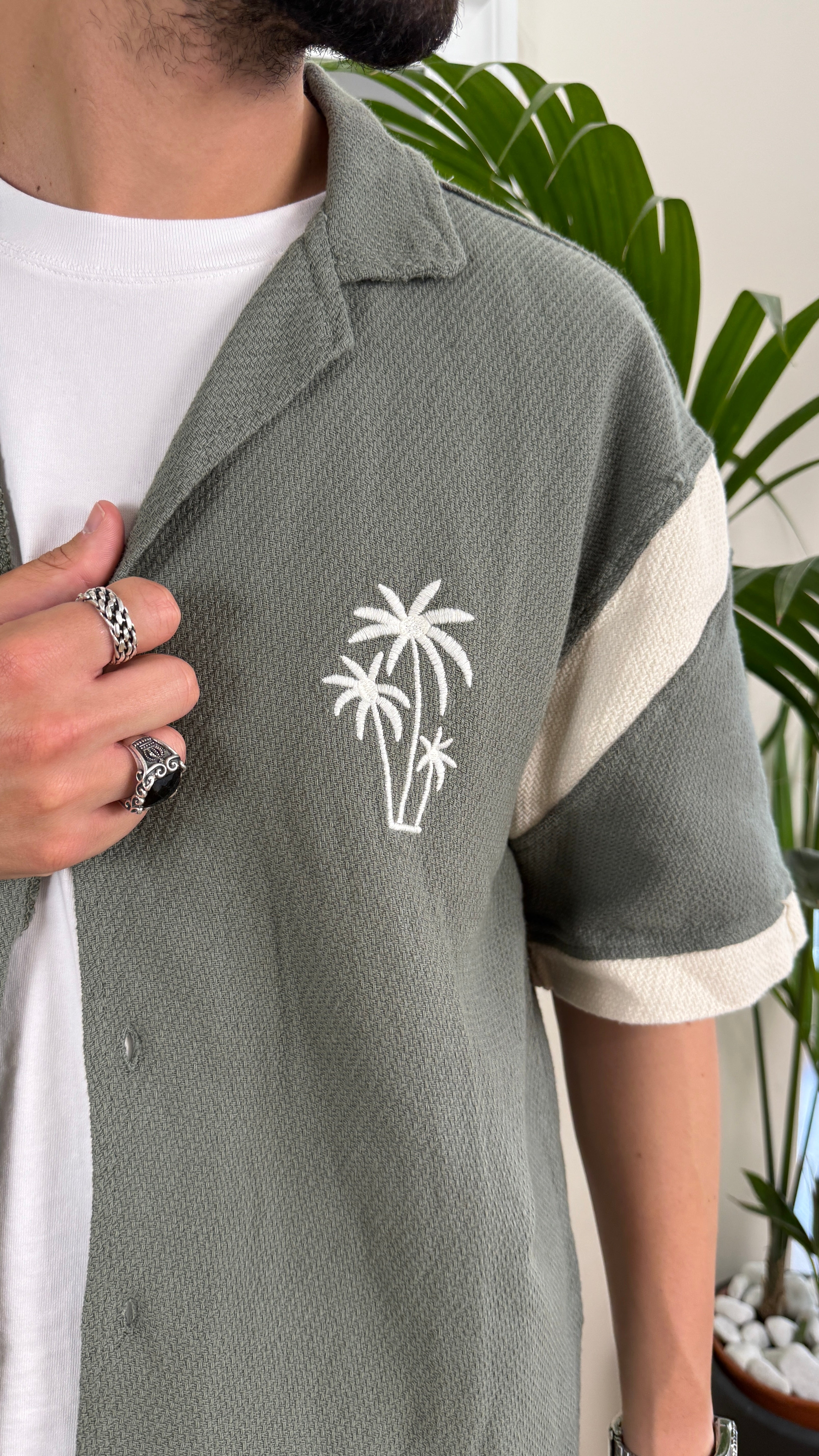 Camicia verde salvia con ricamo.