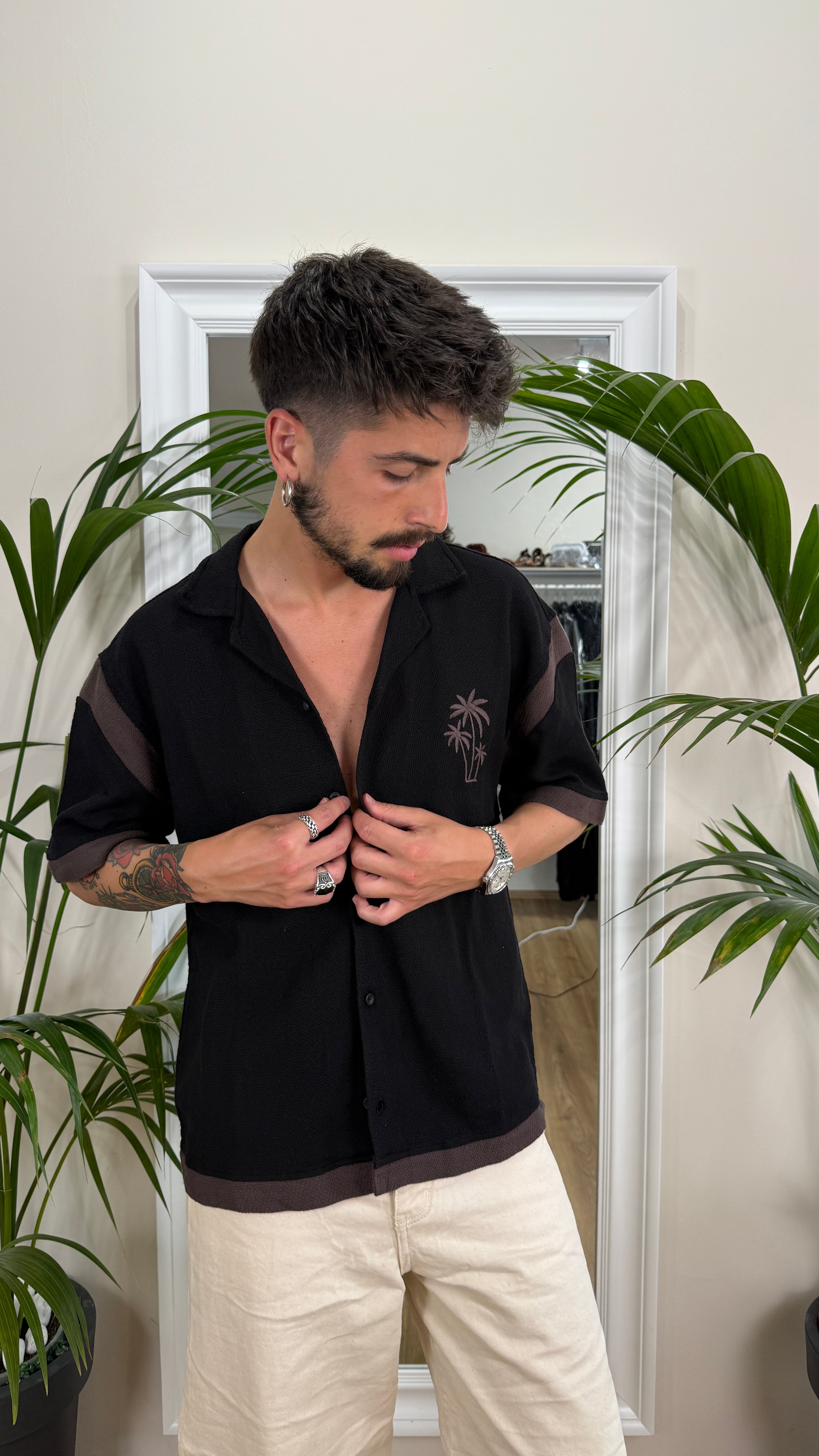 Camicia con logo ricamato.