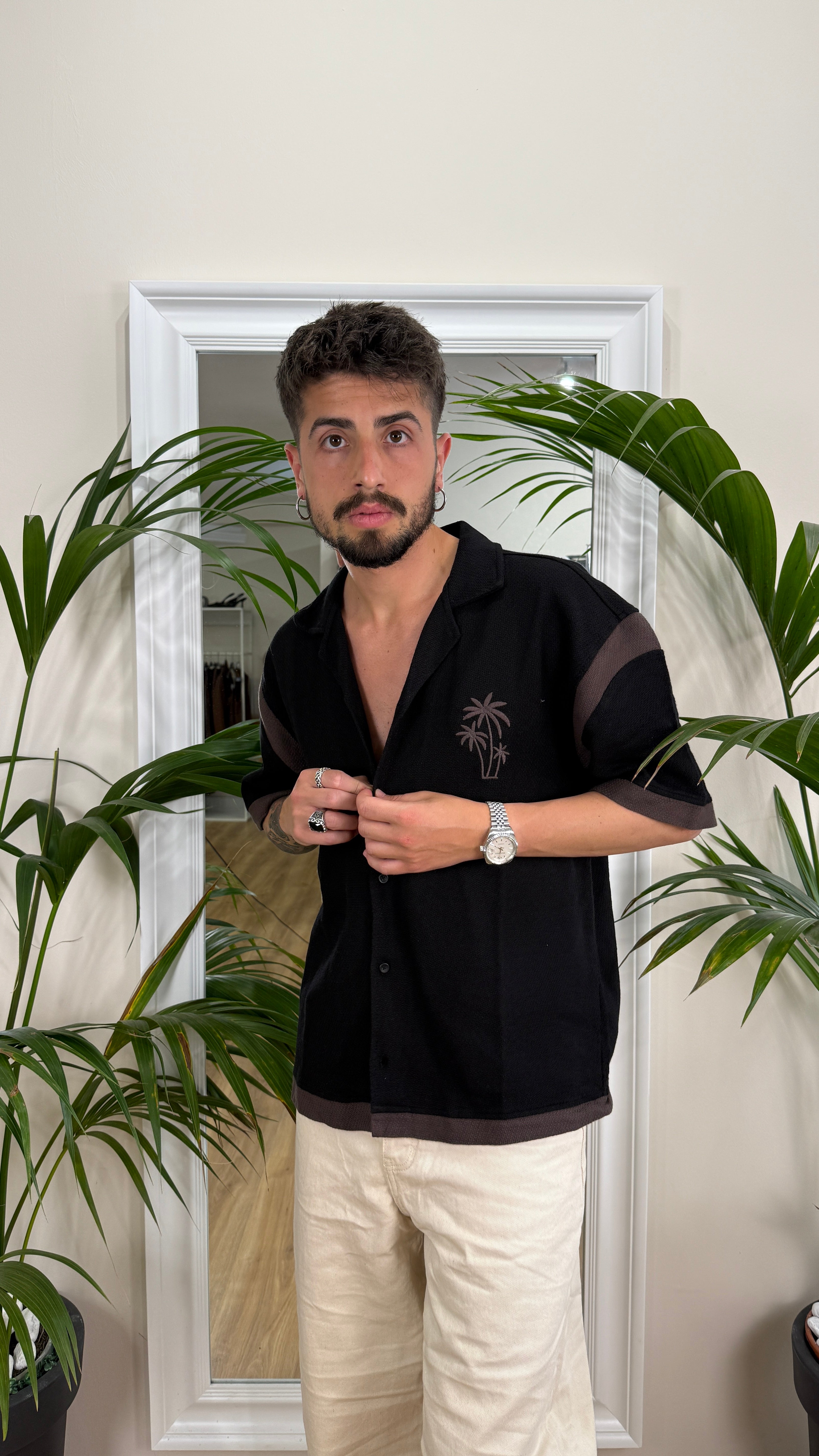 Camicia con logo ricamato.