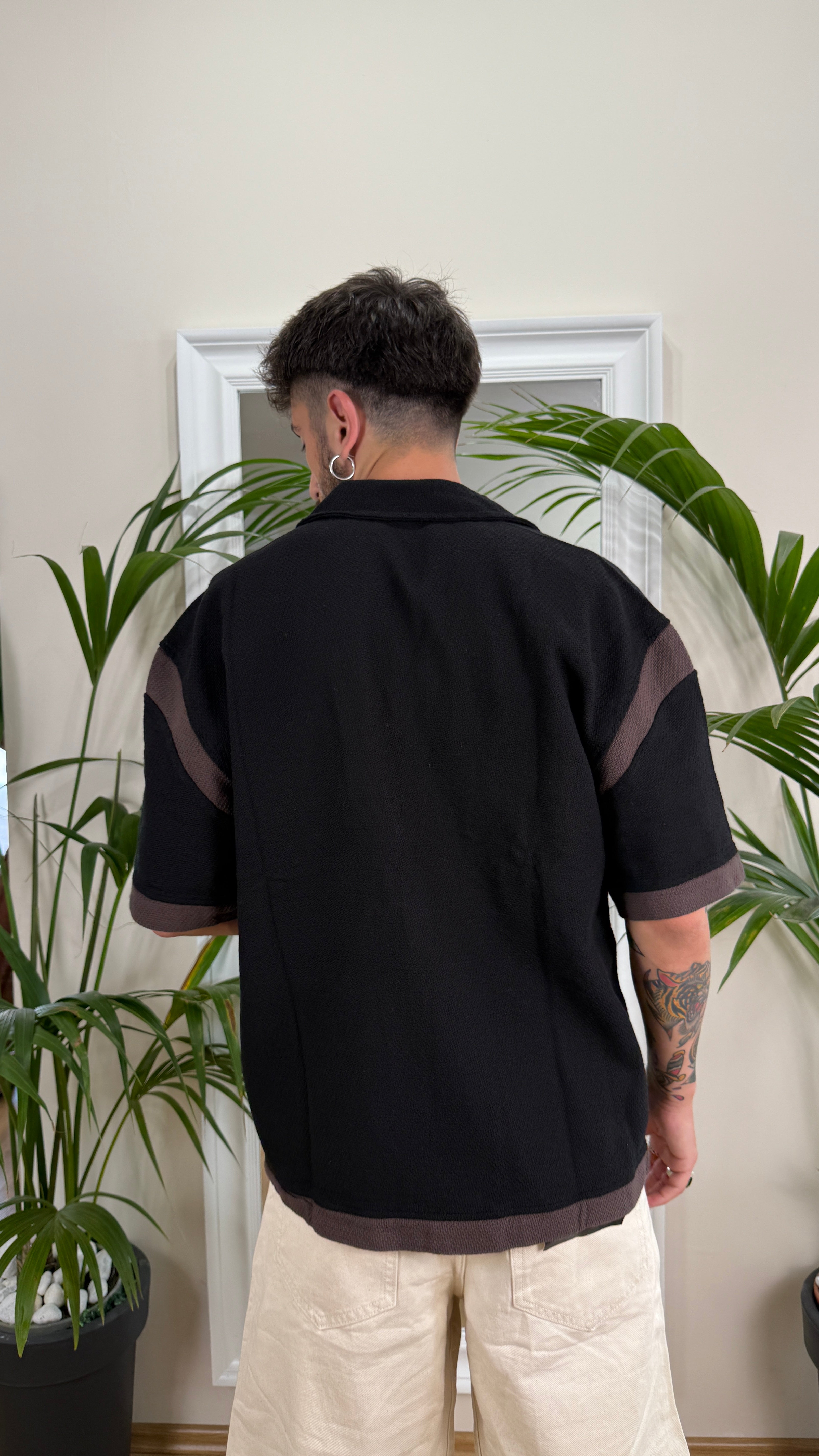 Camicia con logo ricamato.