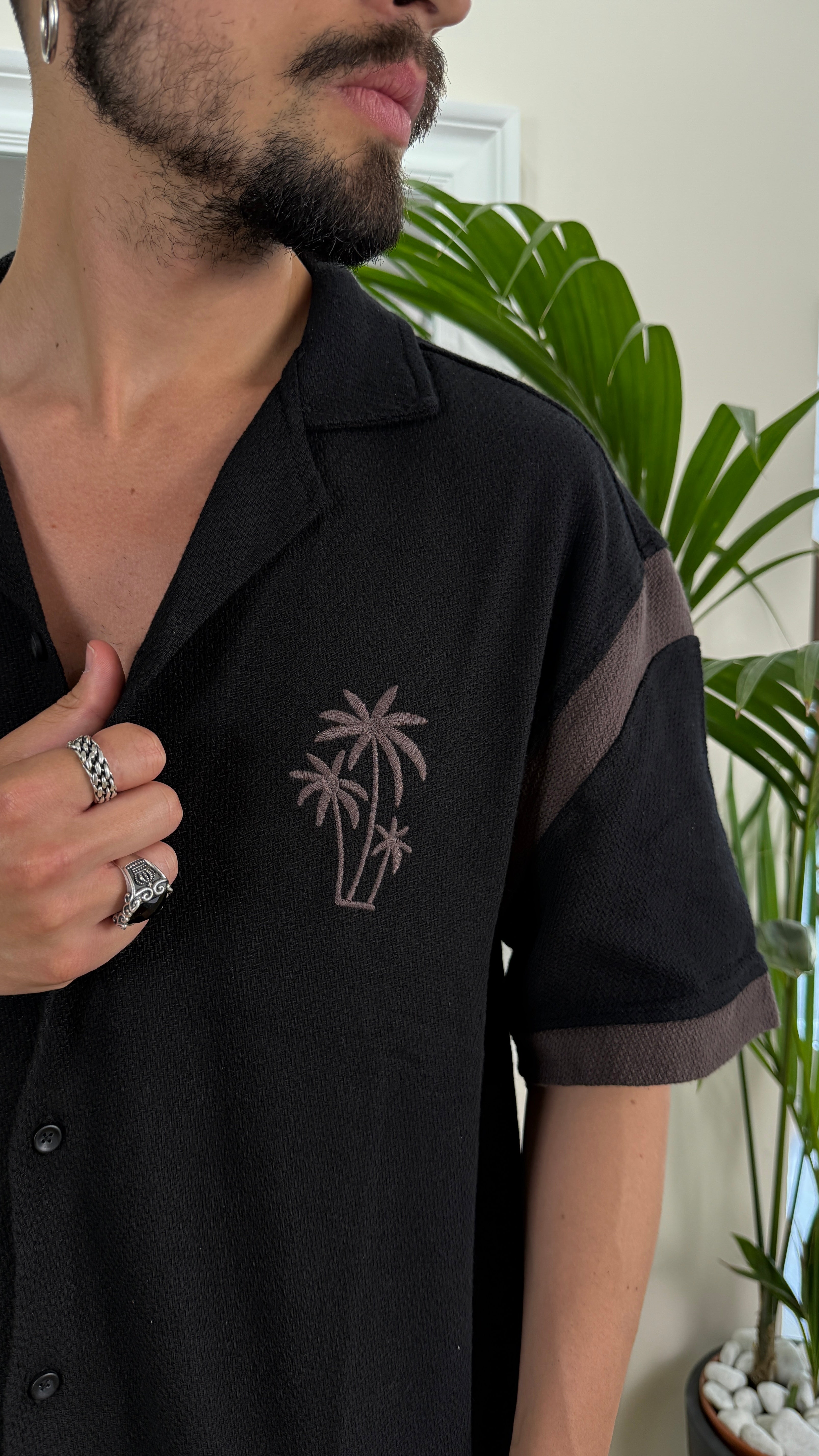 Camicia con logo ricamato.