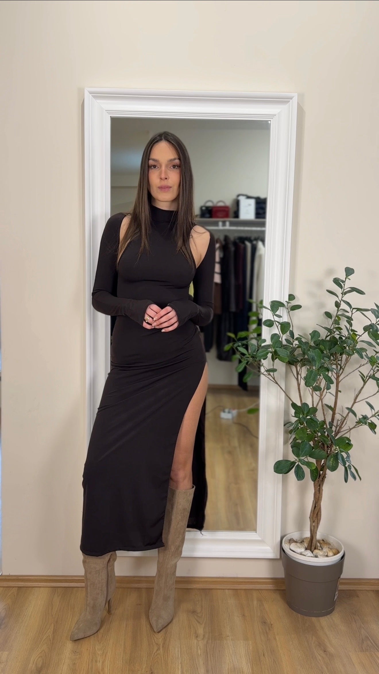 Abito a tubino con scollo healter.