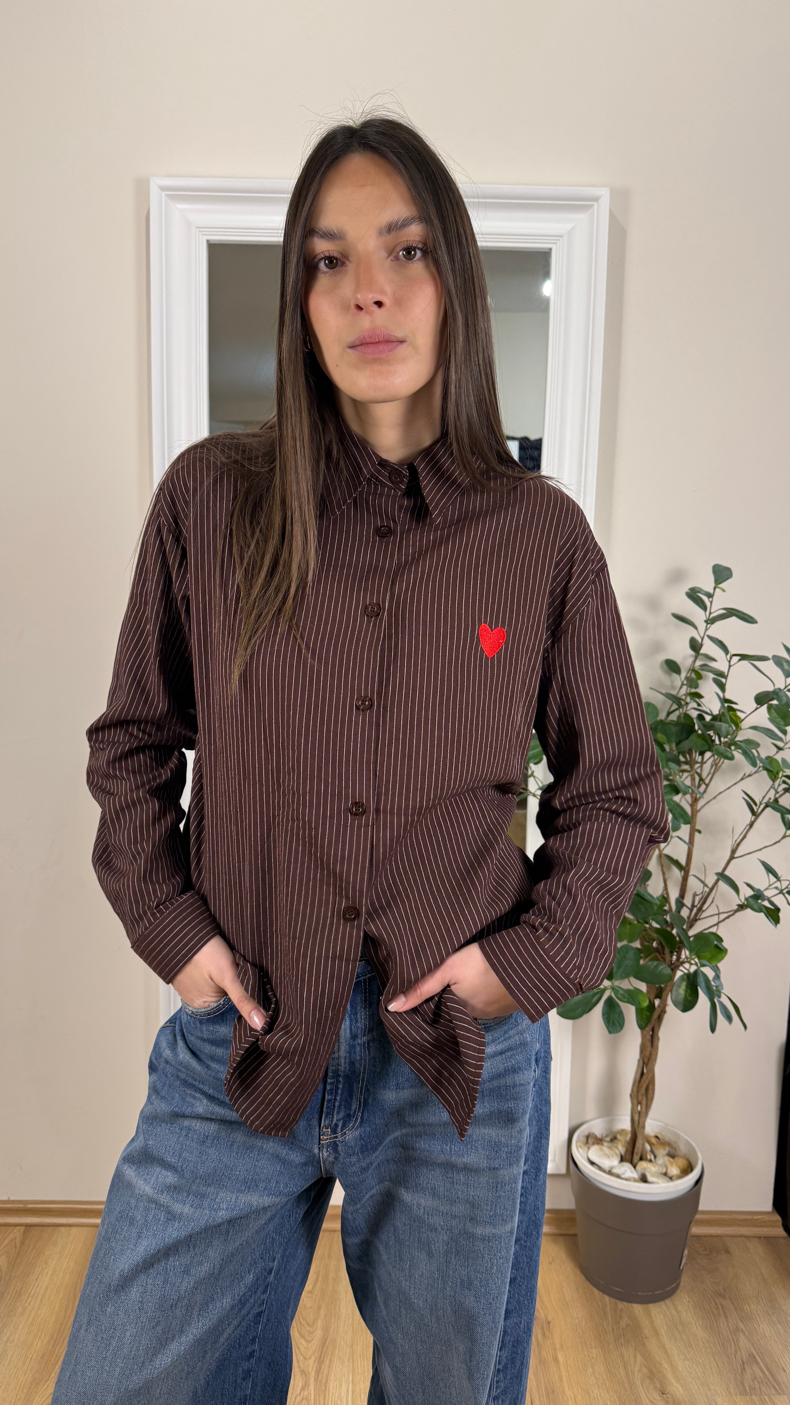 Camicia con cuore ricamato.
