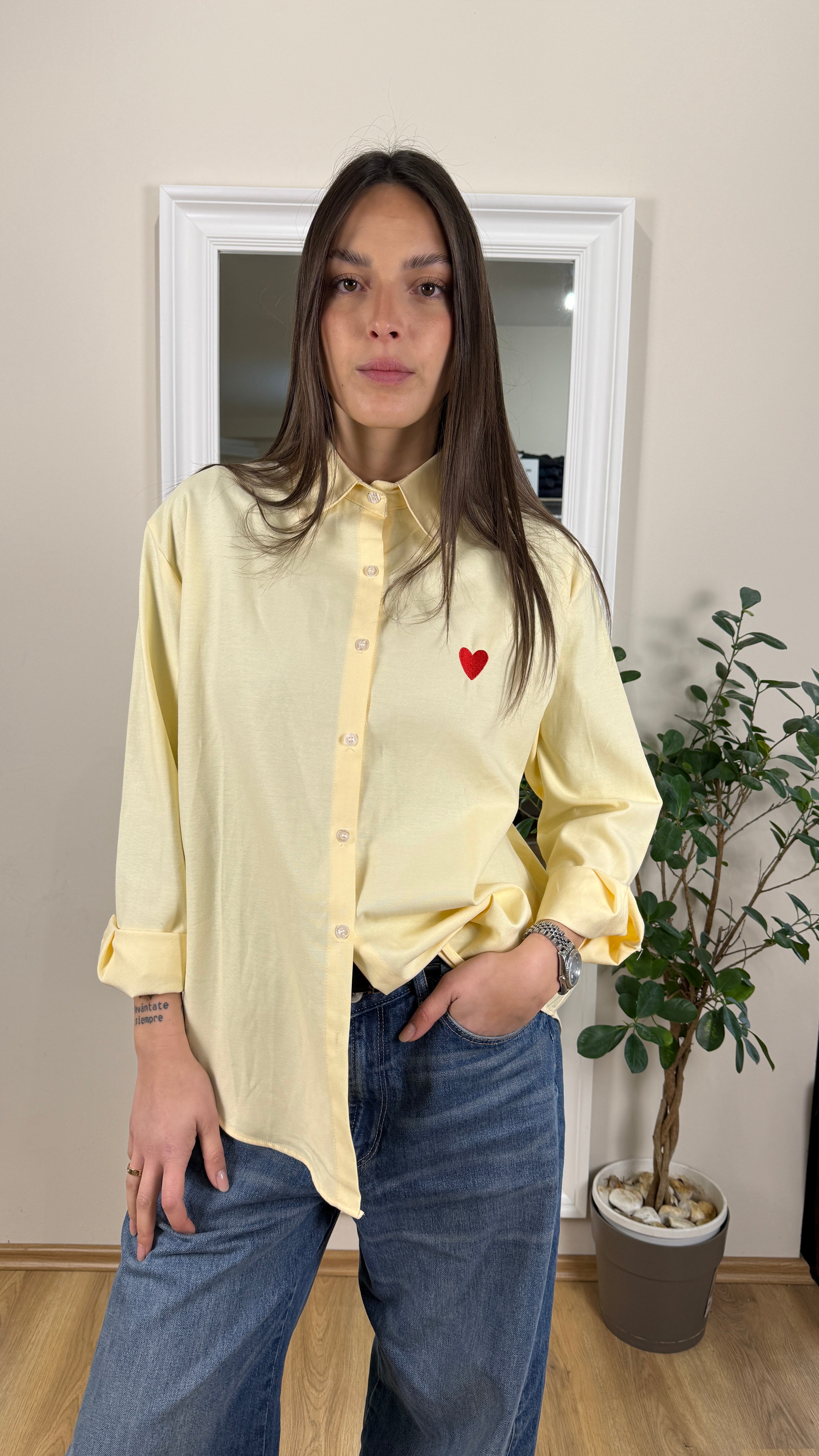 Camicia con cuore ricamato.