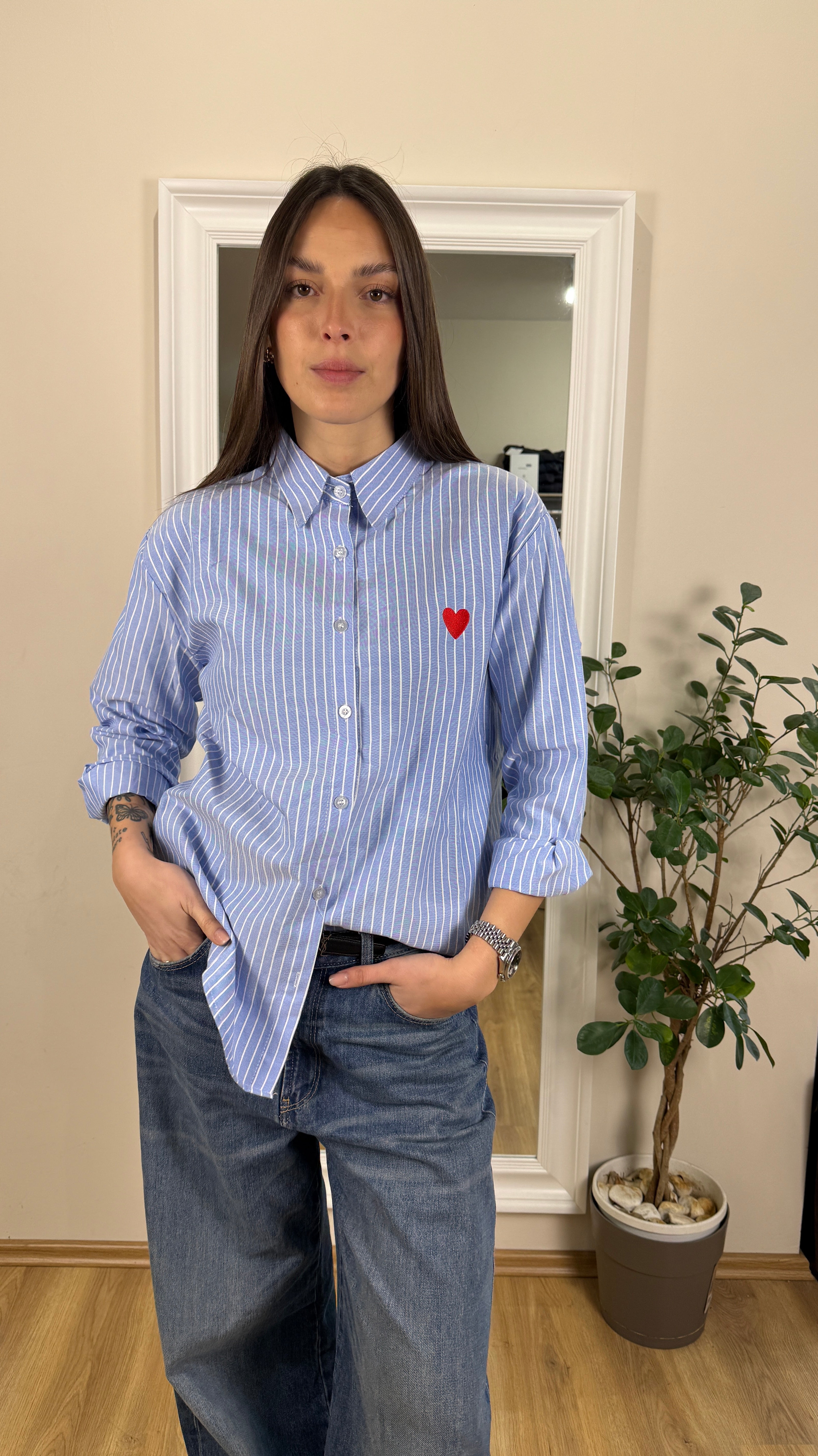 Camicia con cuore ricamato.