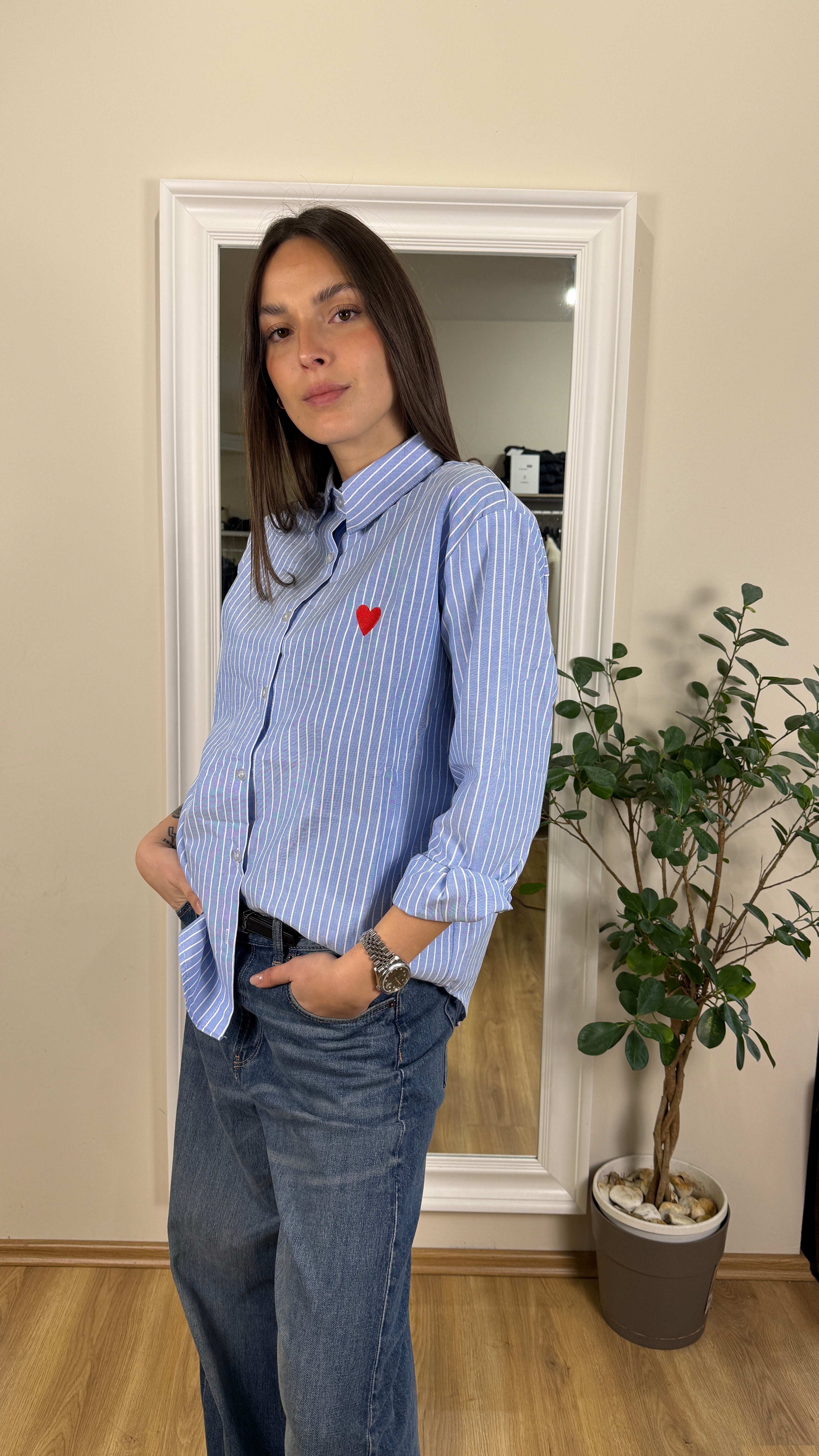 Camicia con cuore ricamato.