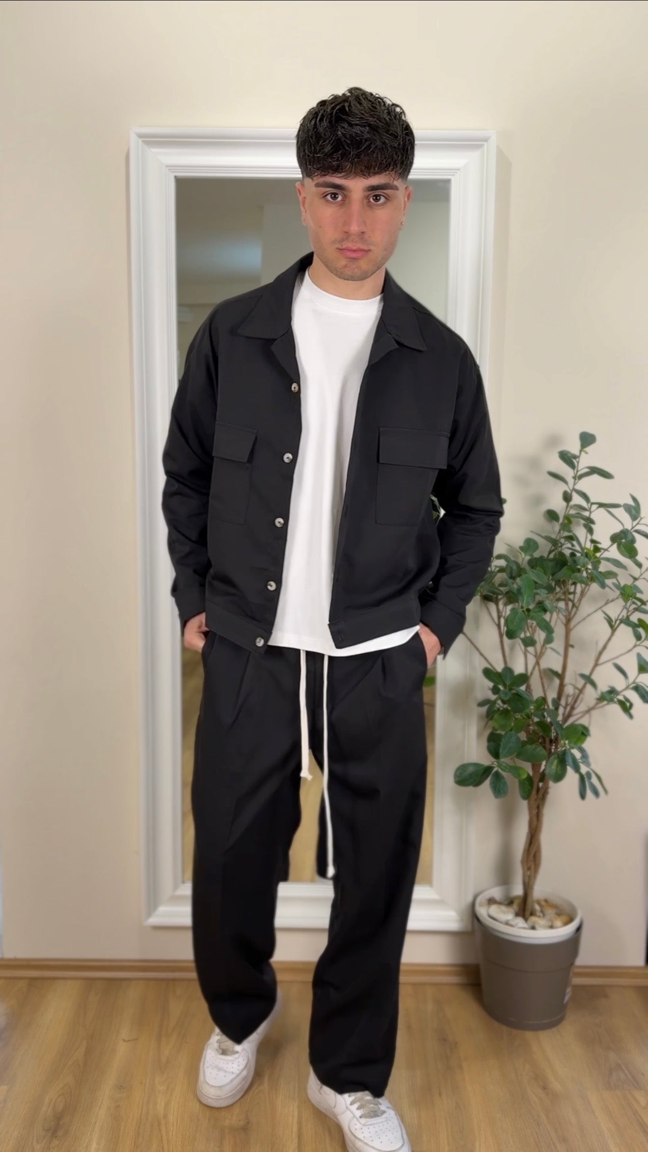 Coordinato camicia crop e pantalone palazzo.