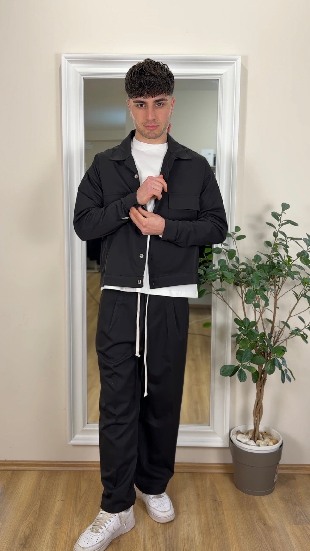 Coordinato camicia crop e pantalone palazzo.