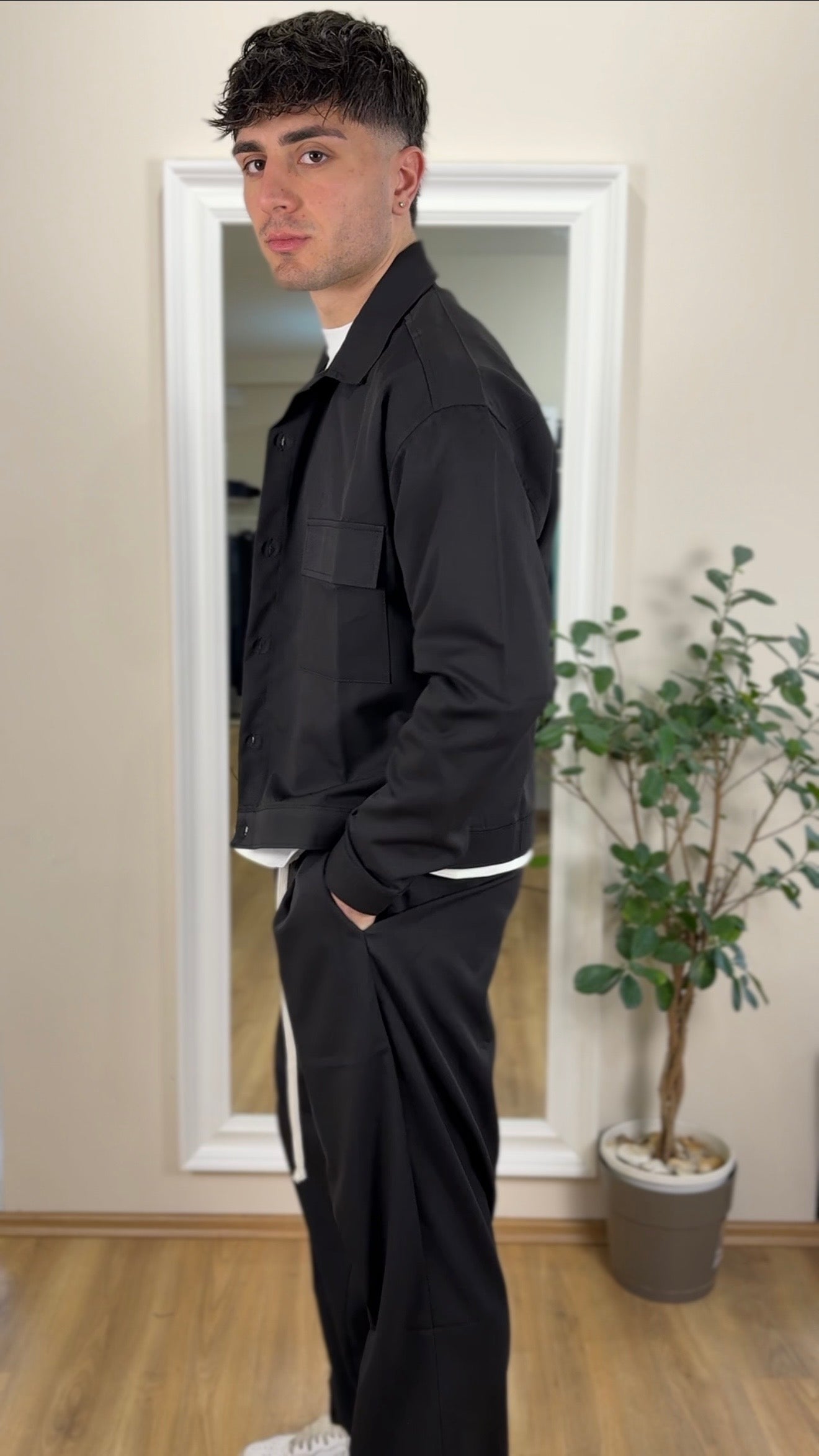 Coordinato camicia crop e pantalone palazzo.