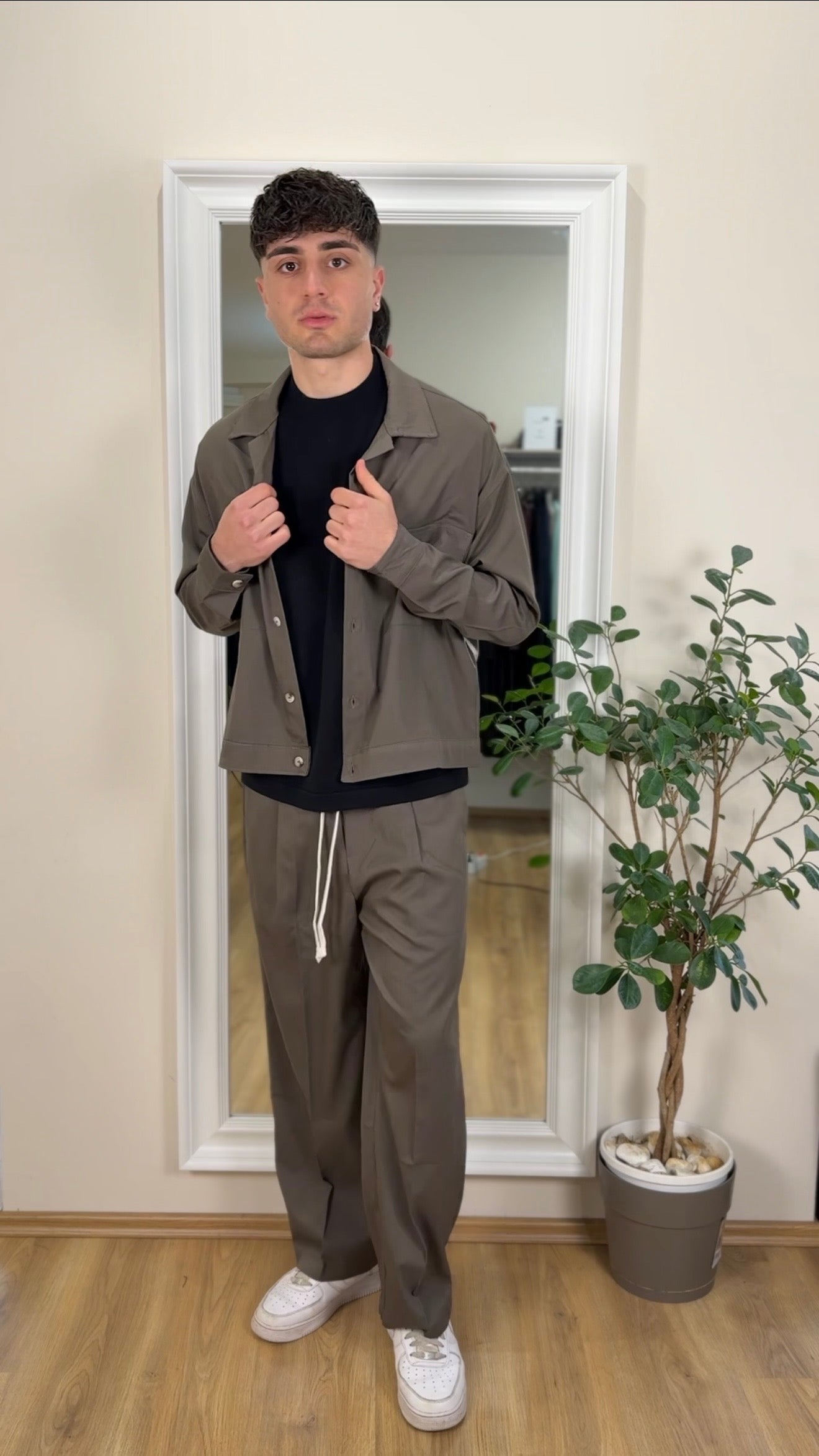 Coordinato camicia crop e pantalone a palazzo fango.