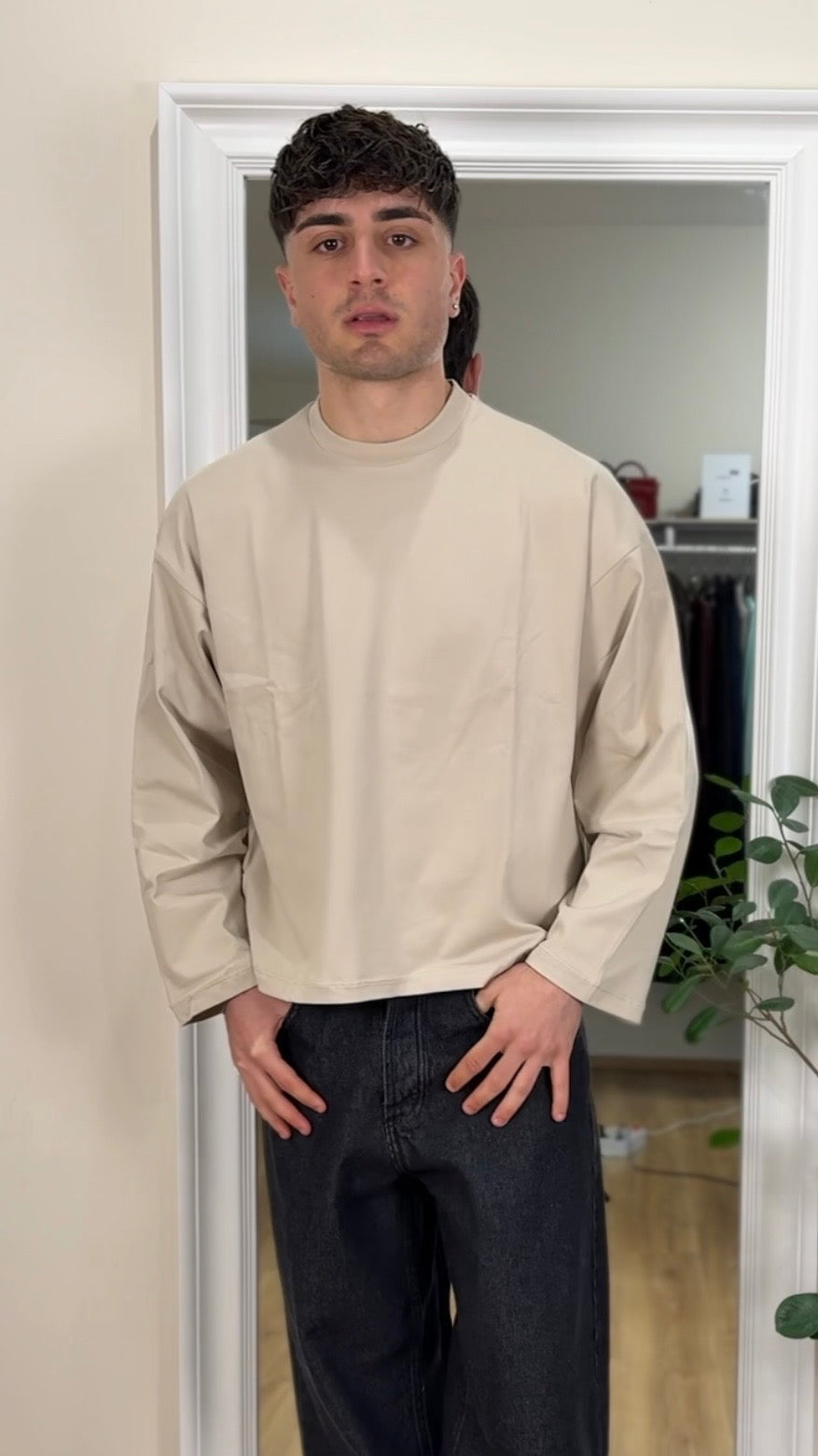 T-shirt crop manica lunga crema.