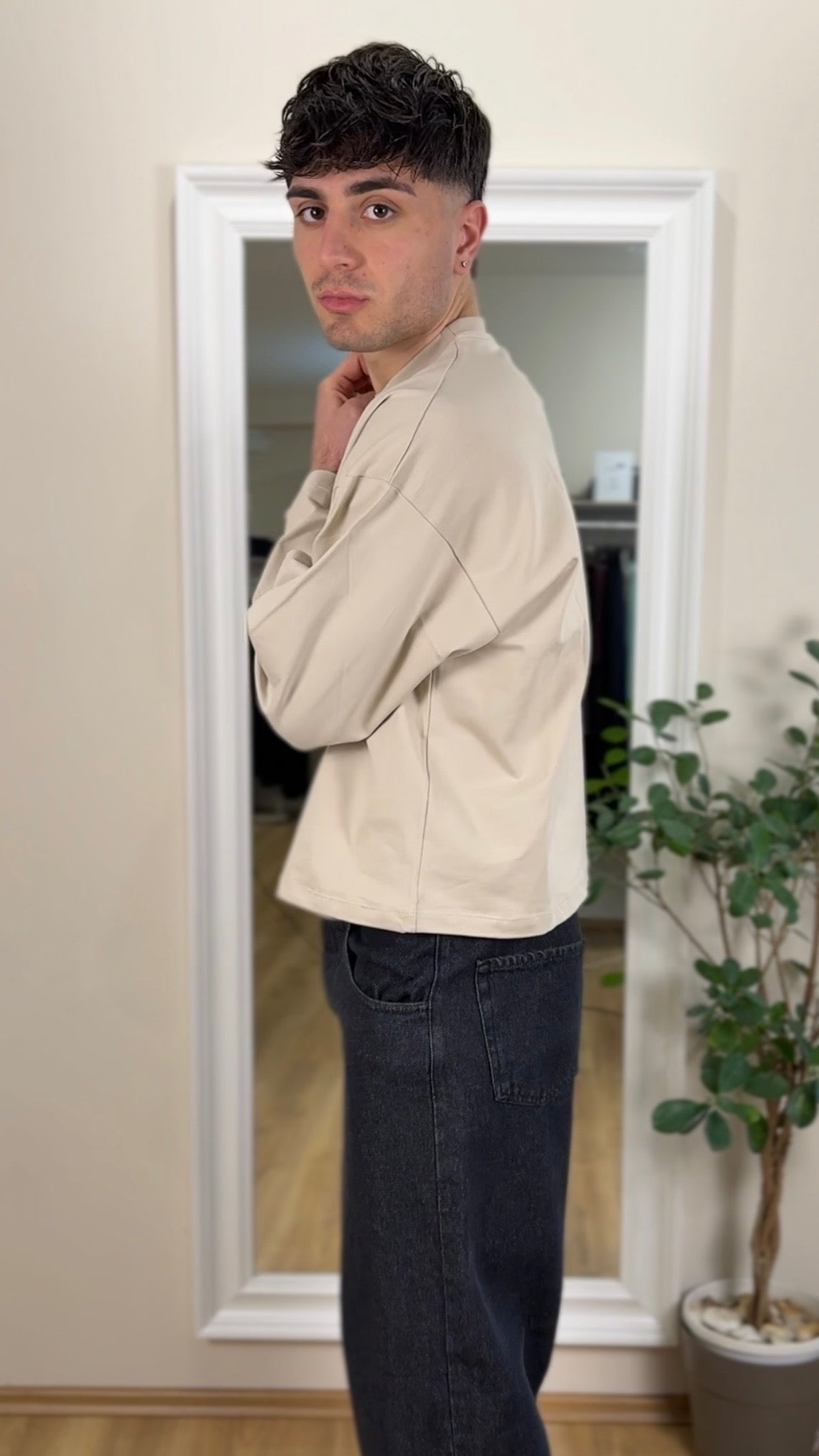 T-shirt crop manica lunga crema.