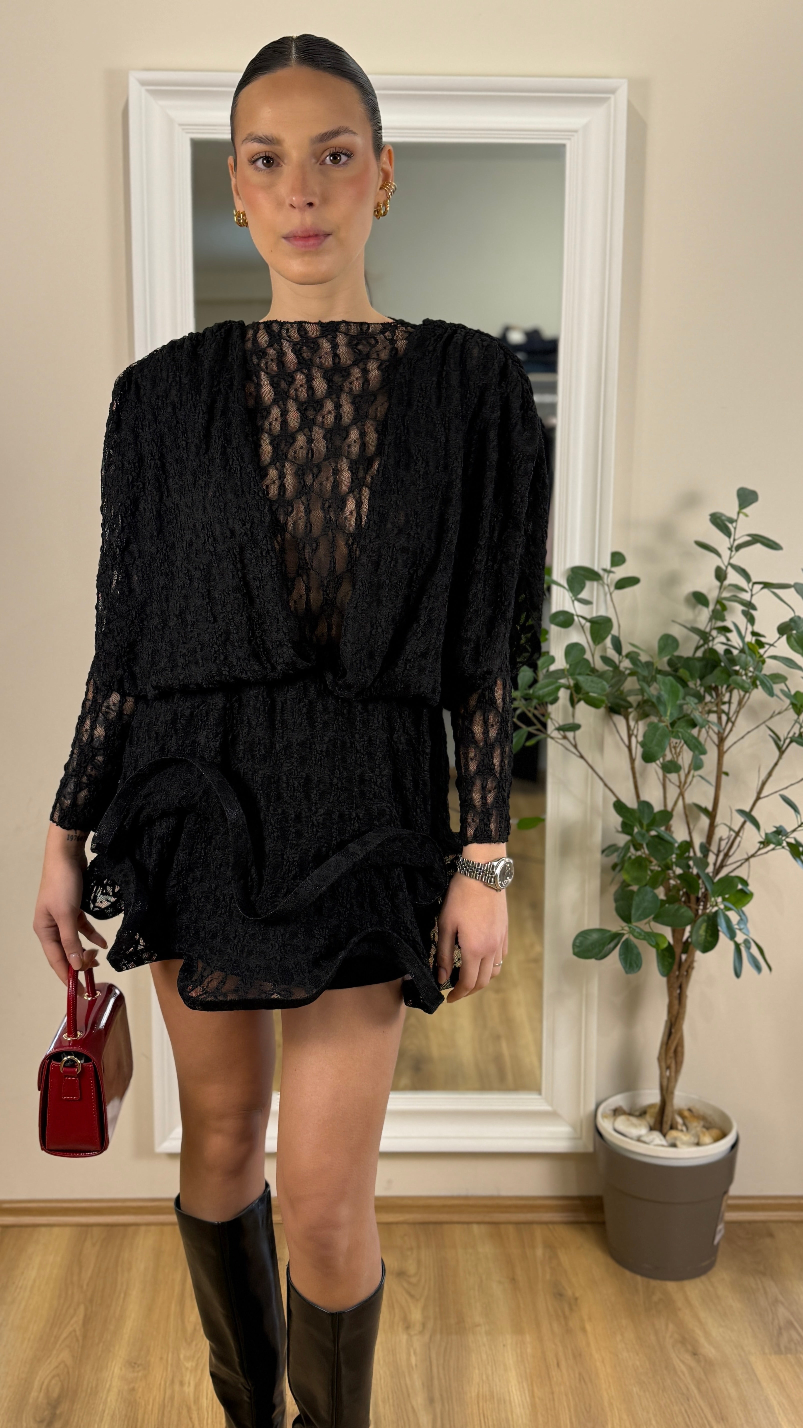 Abitino con balze in pizzo.