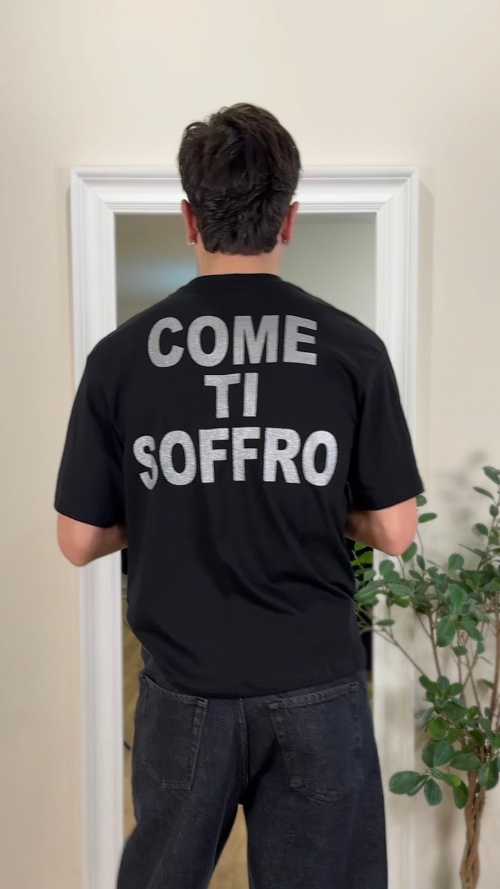 T-shirt nera con stampa brillantinata.