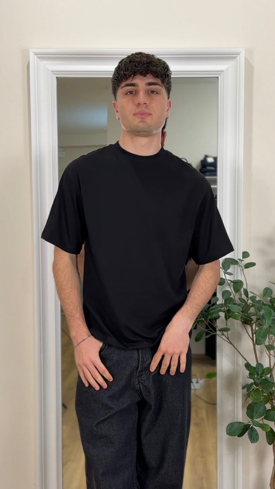 T-shirt nera con stampa brillantinata.