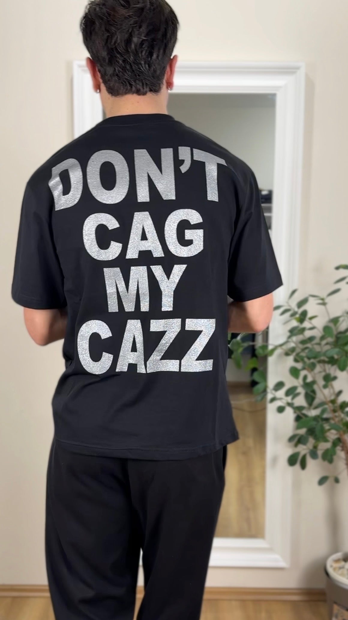 T-shirt con scritta brillantinata.