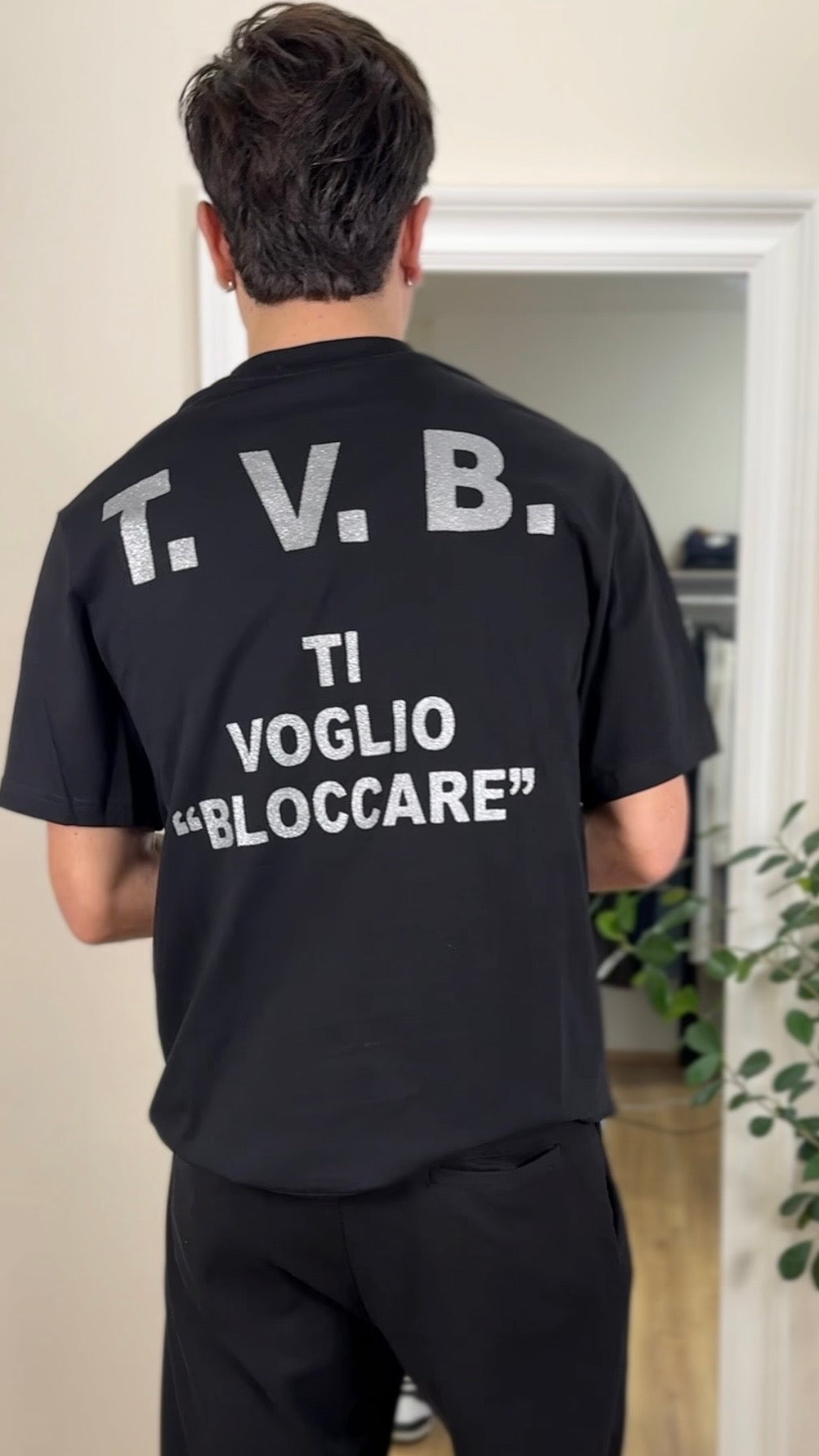 T-shirt con scritta brillantinata.