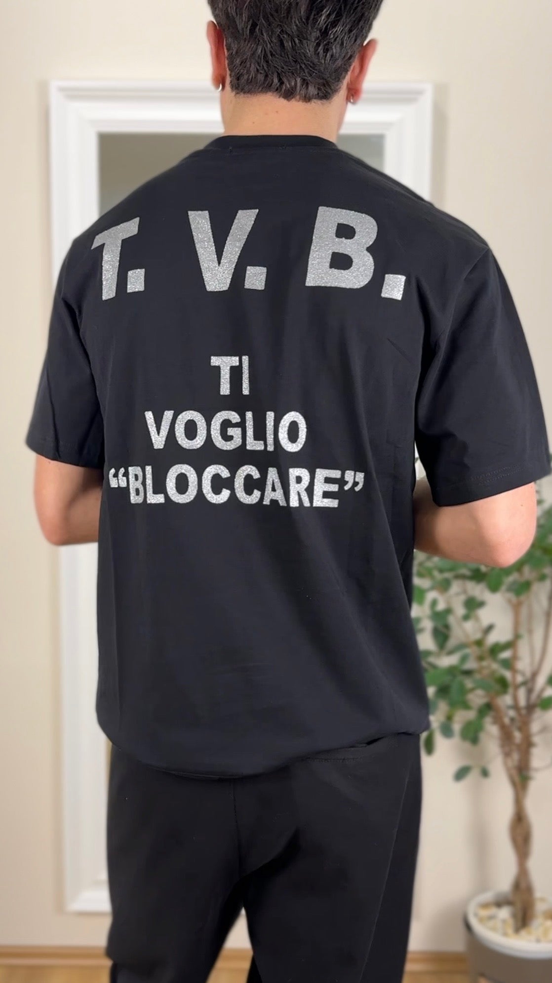 T-shirt con scritta brillantinata.