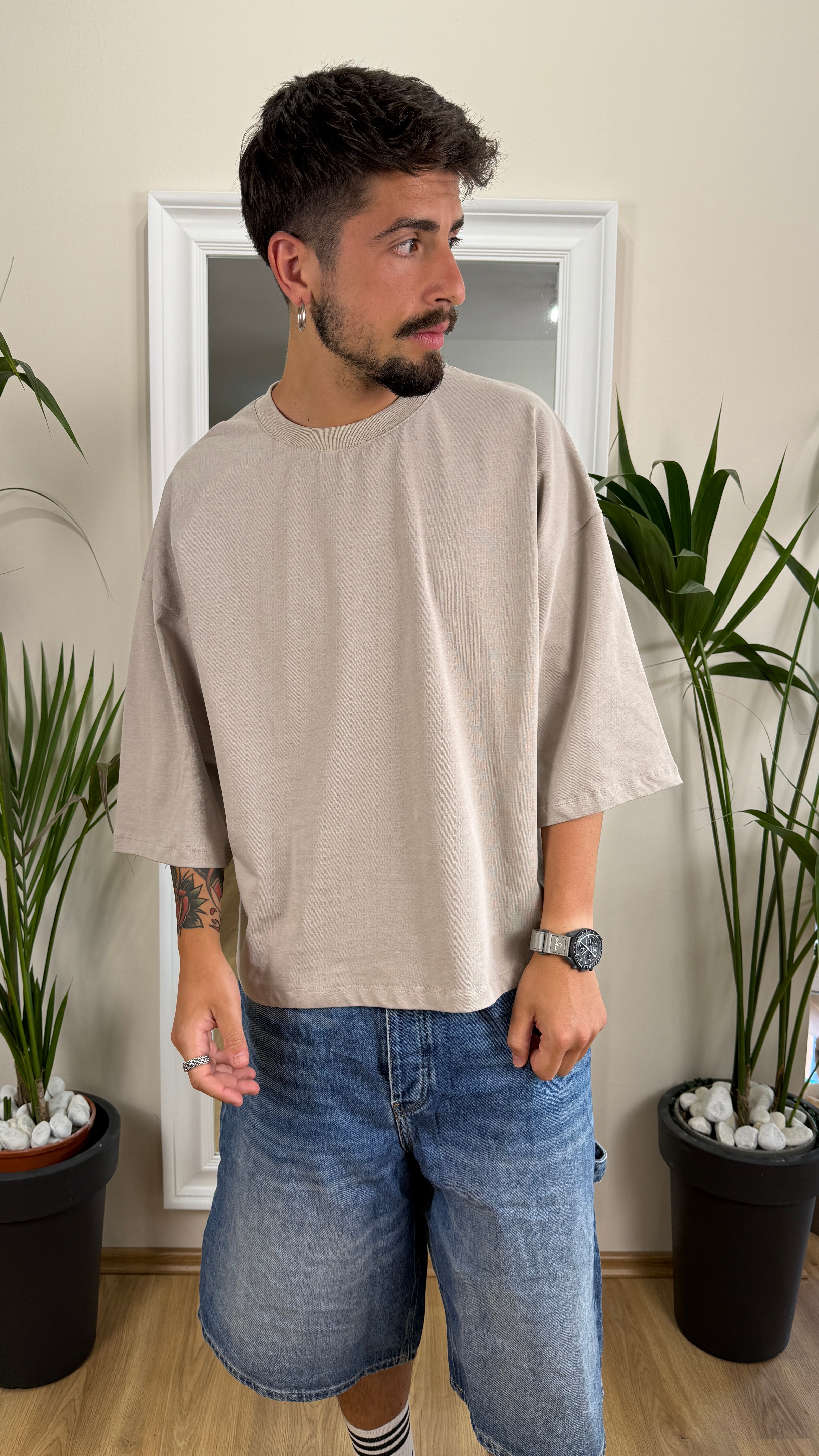 T-shirt over con manica a tre quarti beige.