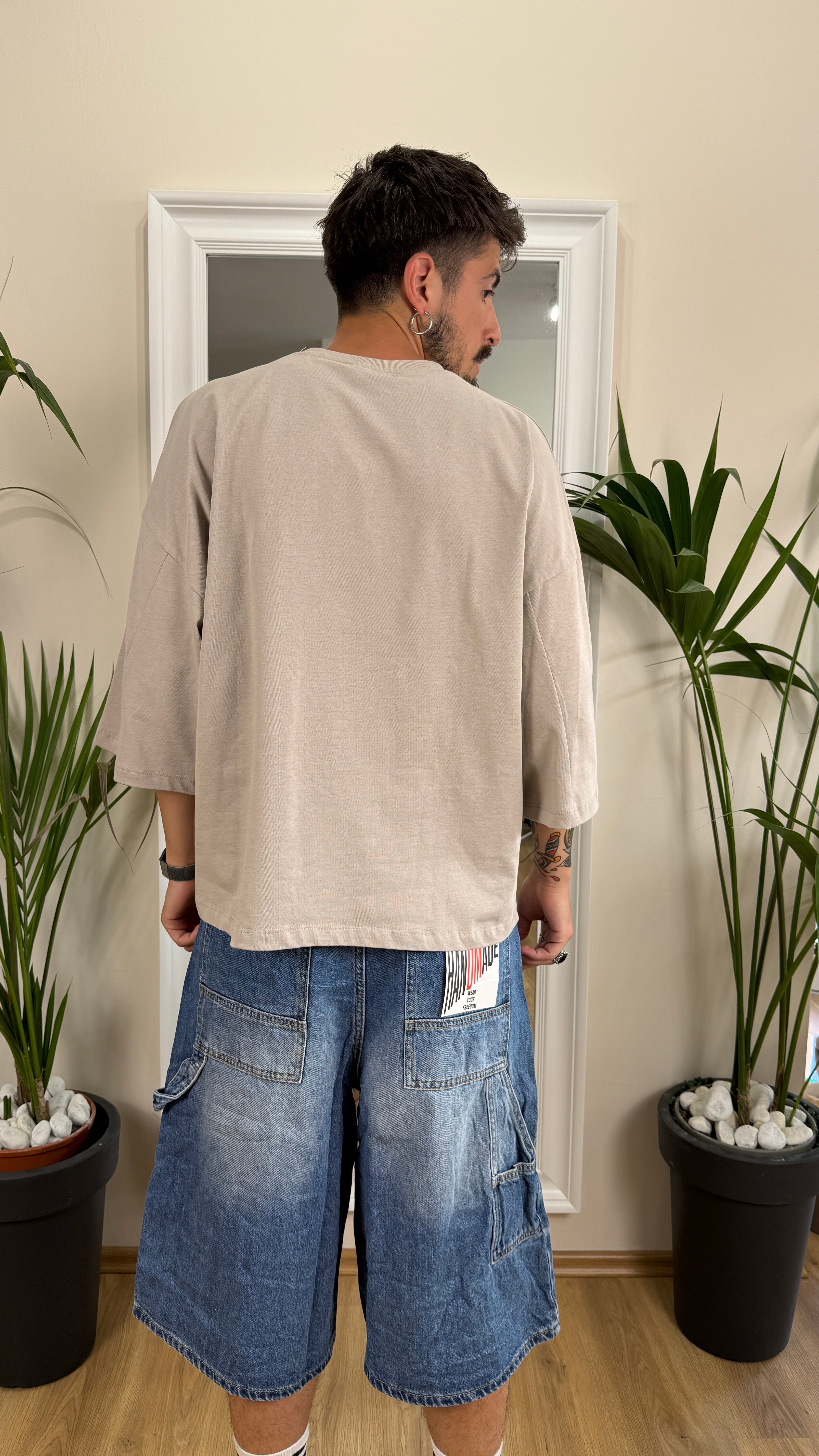 T-shirt over con manica a tre quarti beige.