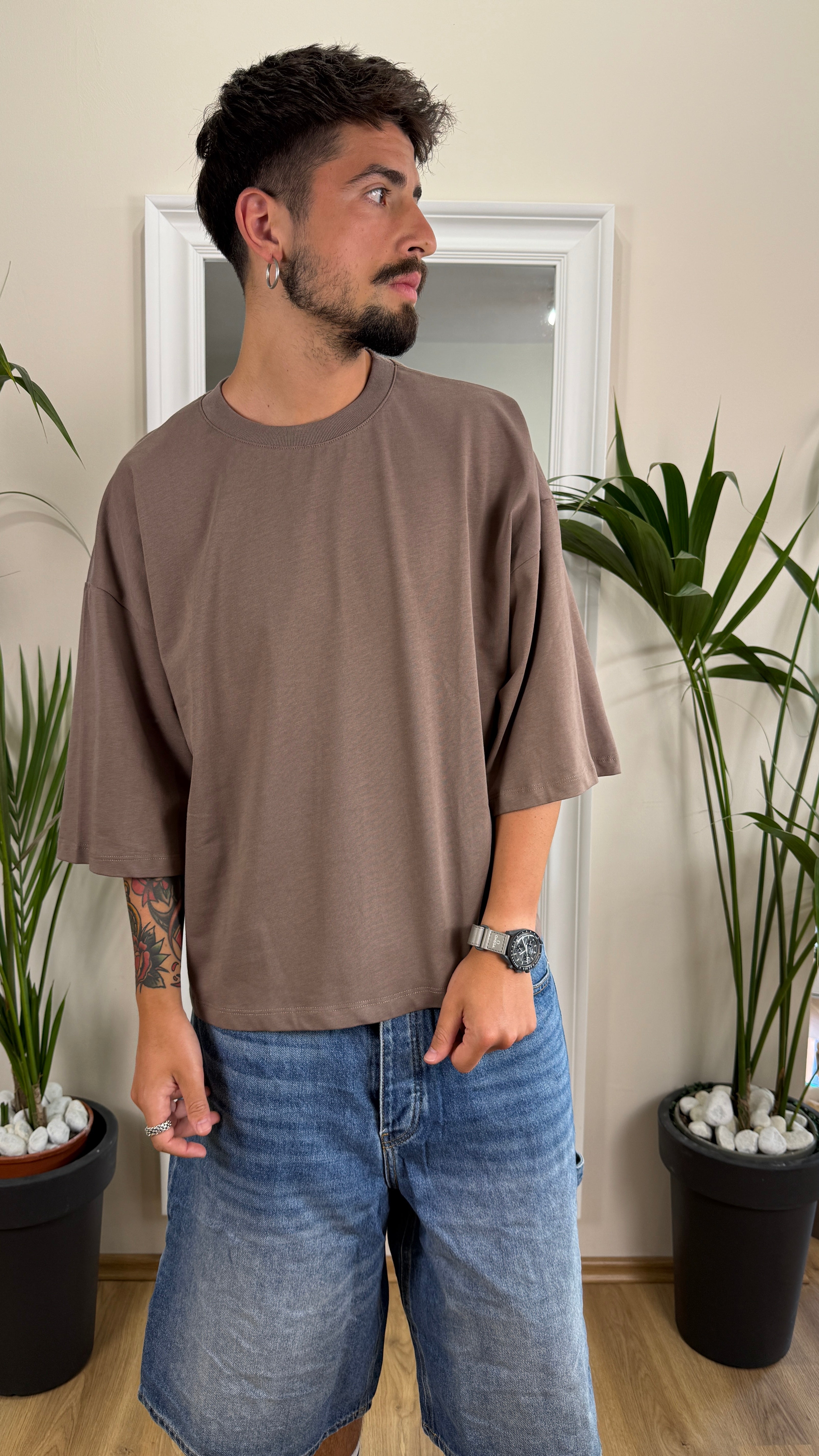 T-shirt over con manica a tre quarti marrone.