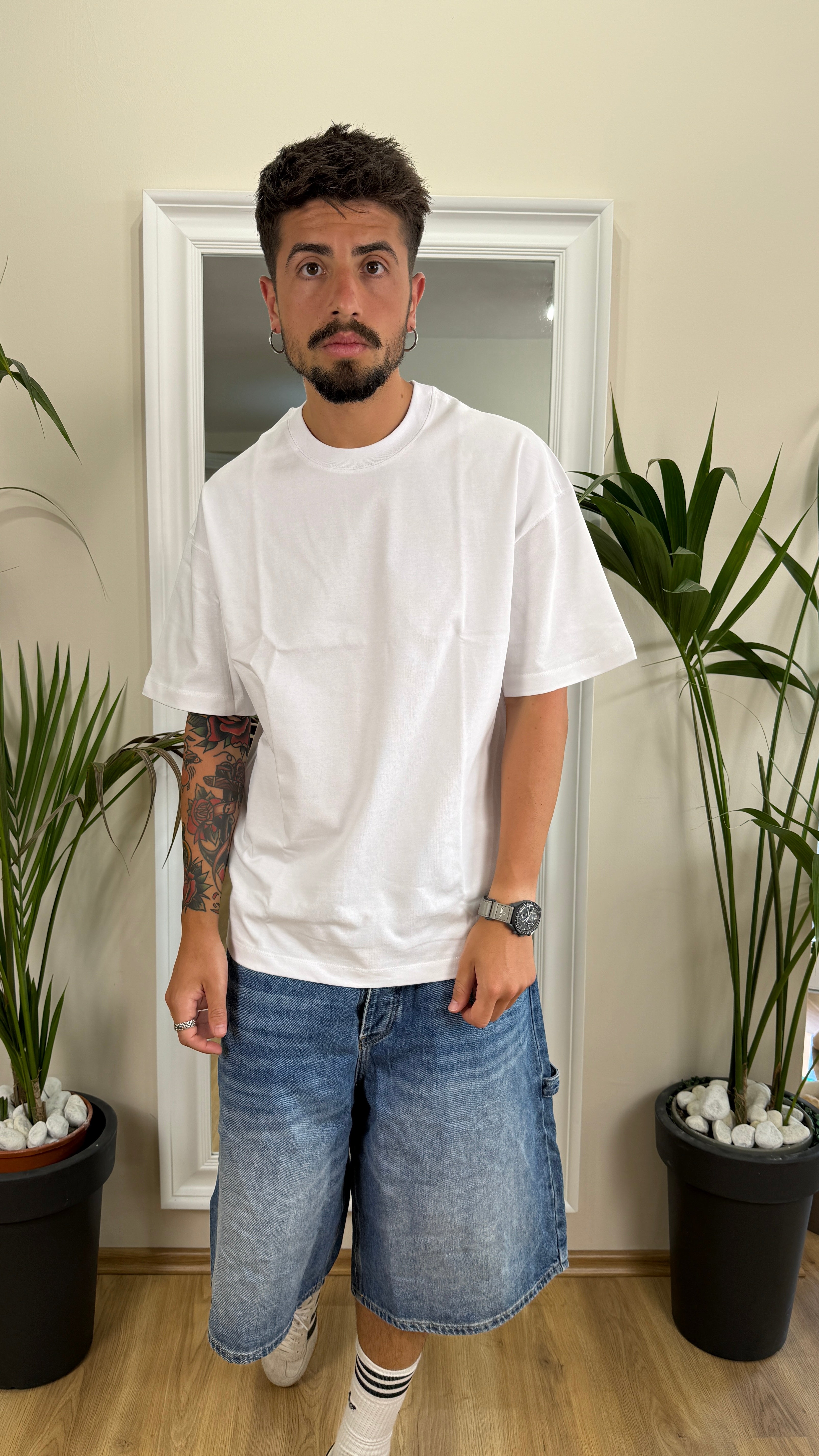 T-shirt bianca over.