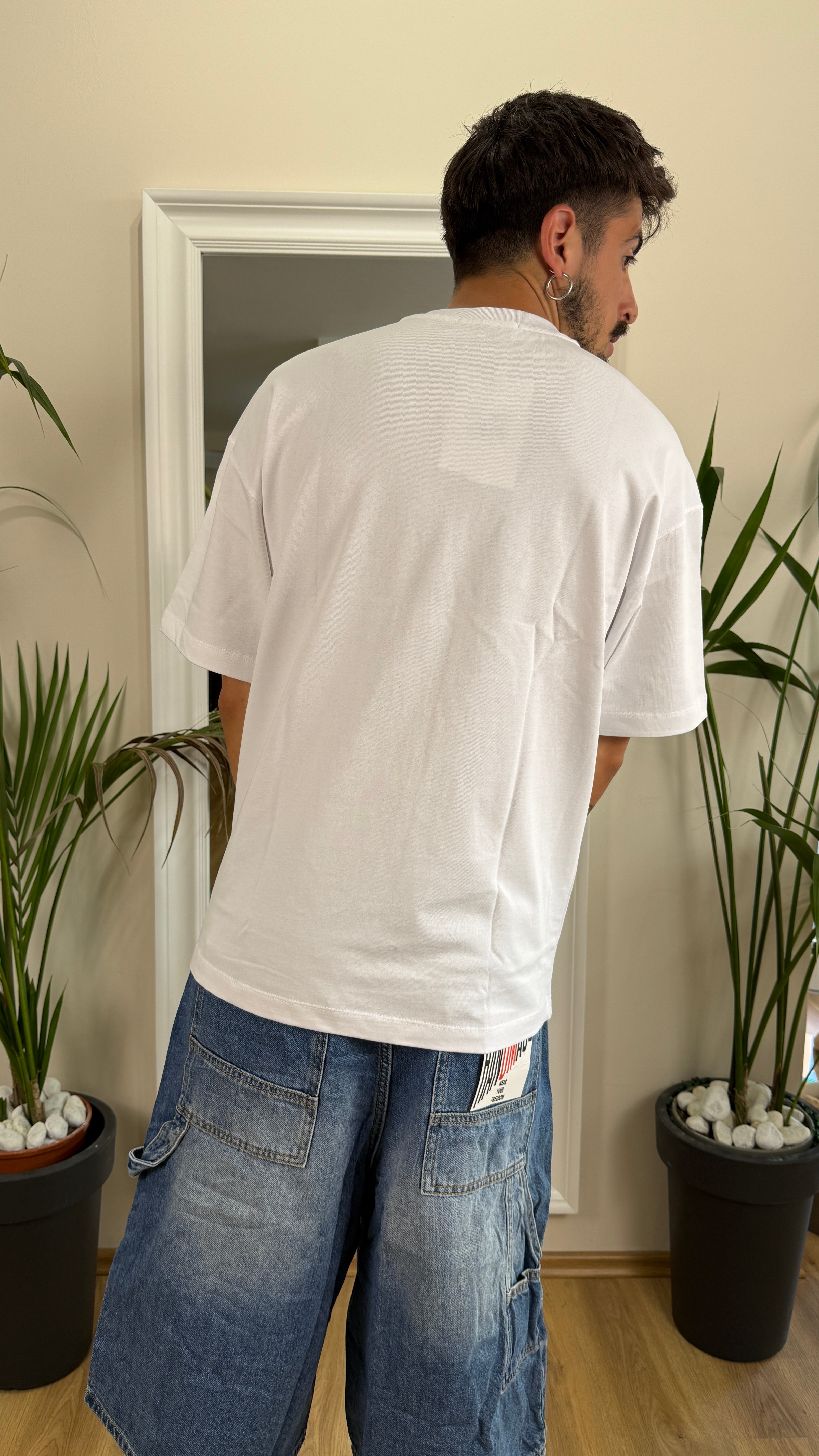 T-shirt bianca over.