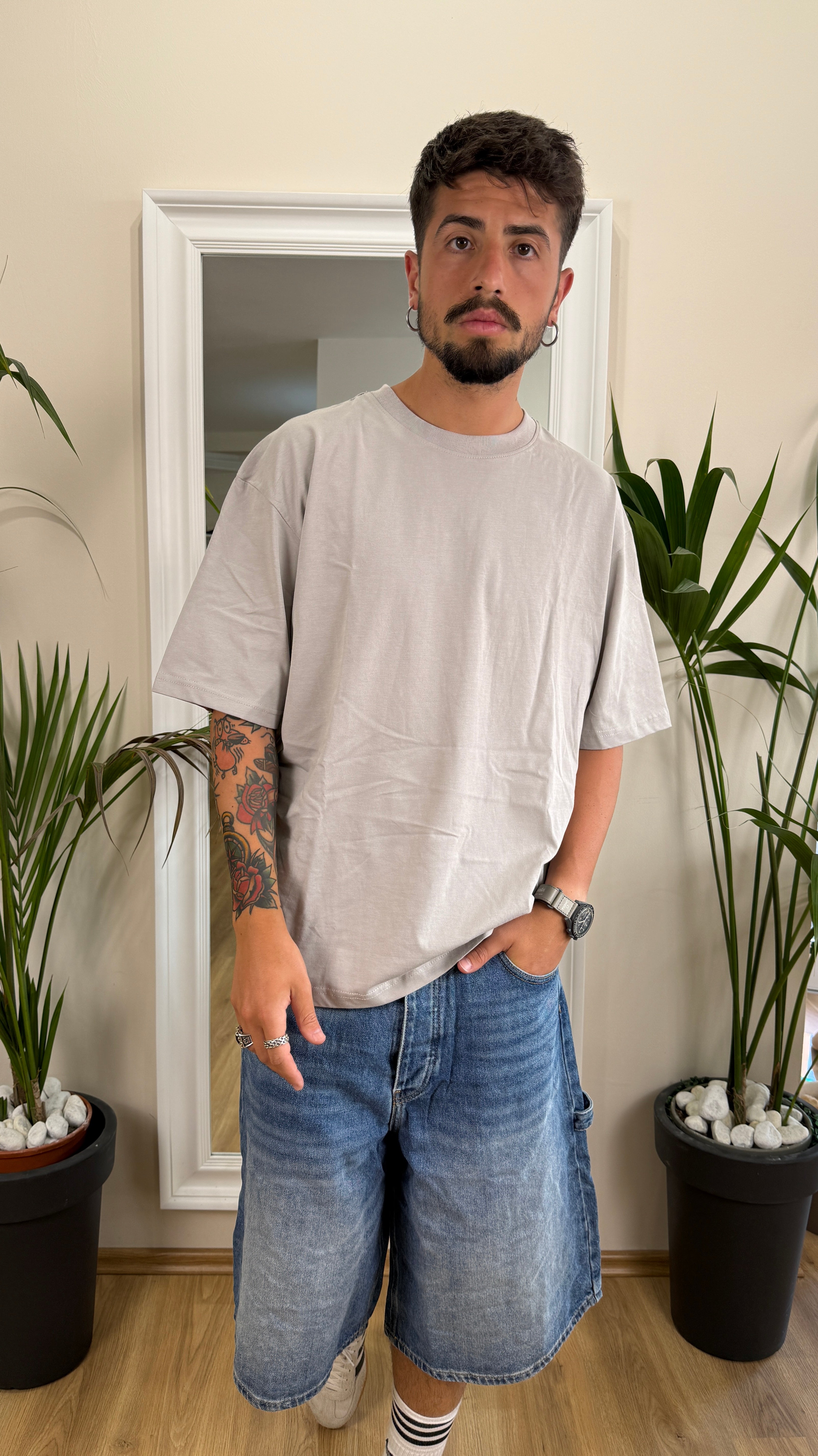 T-shirt over a manica corta.