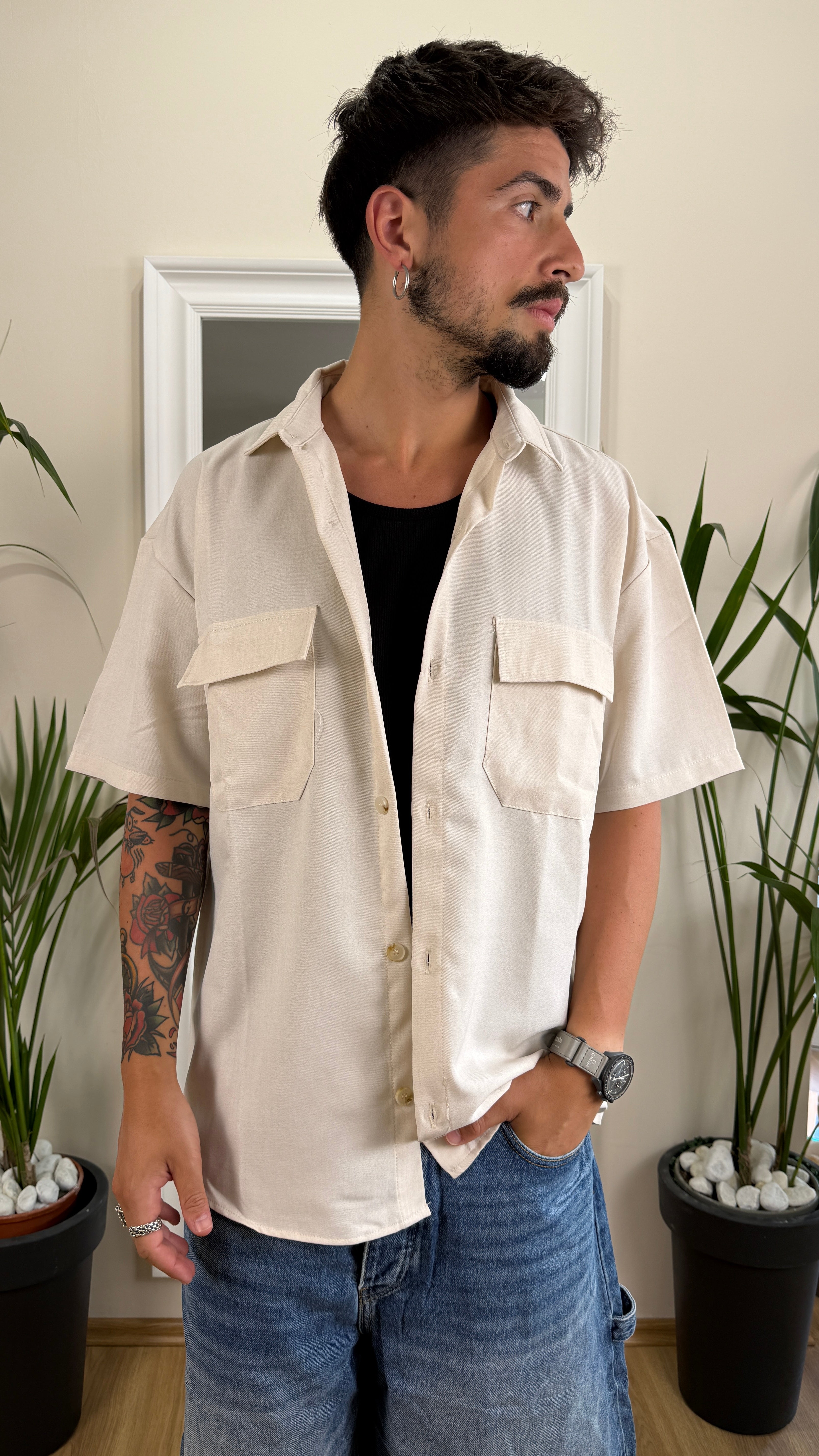 Camicia over a manica corta beige.