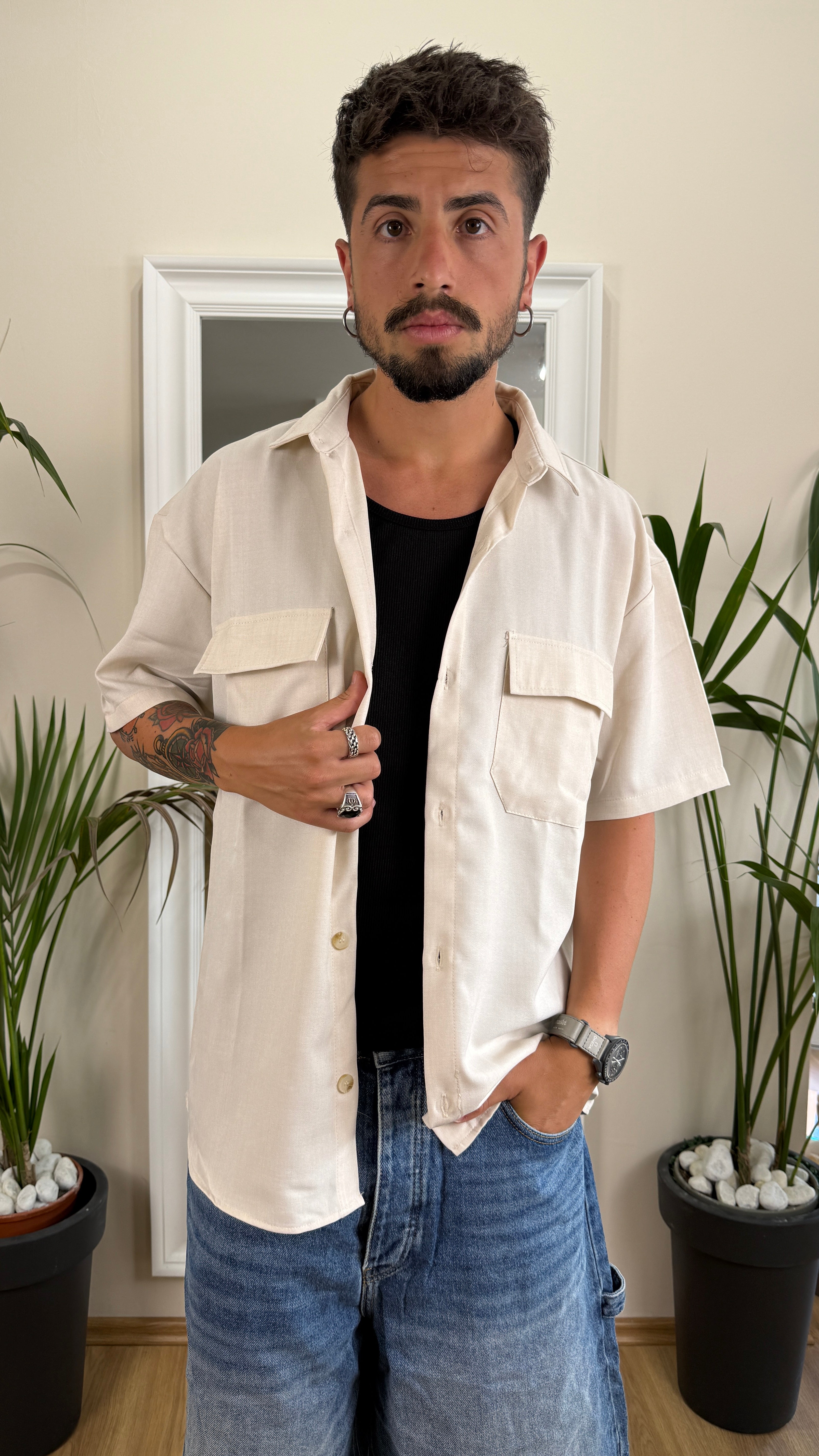 Camicia over a manica corta beige.