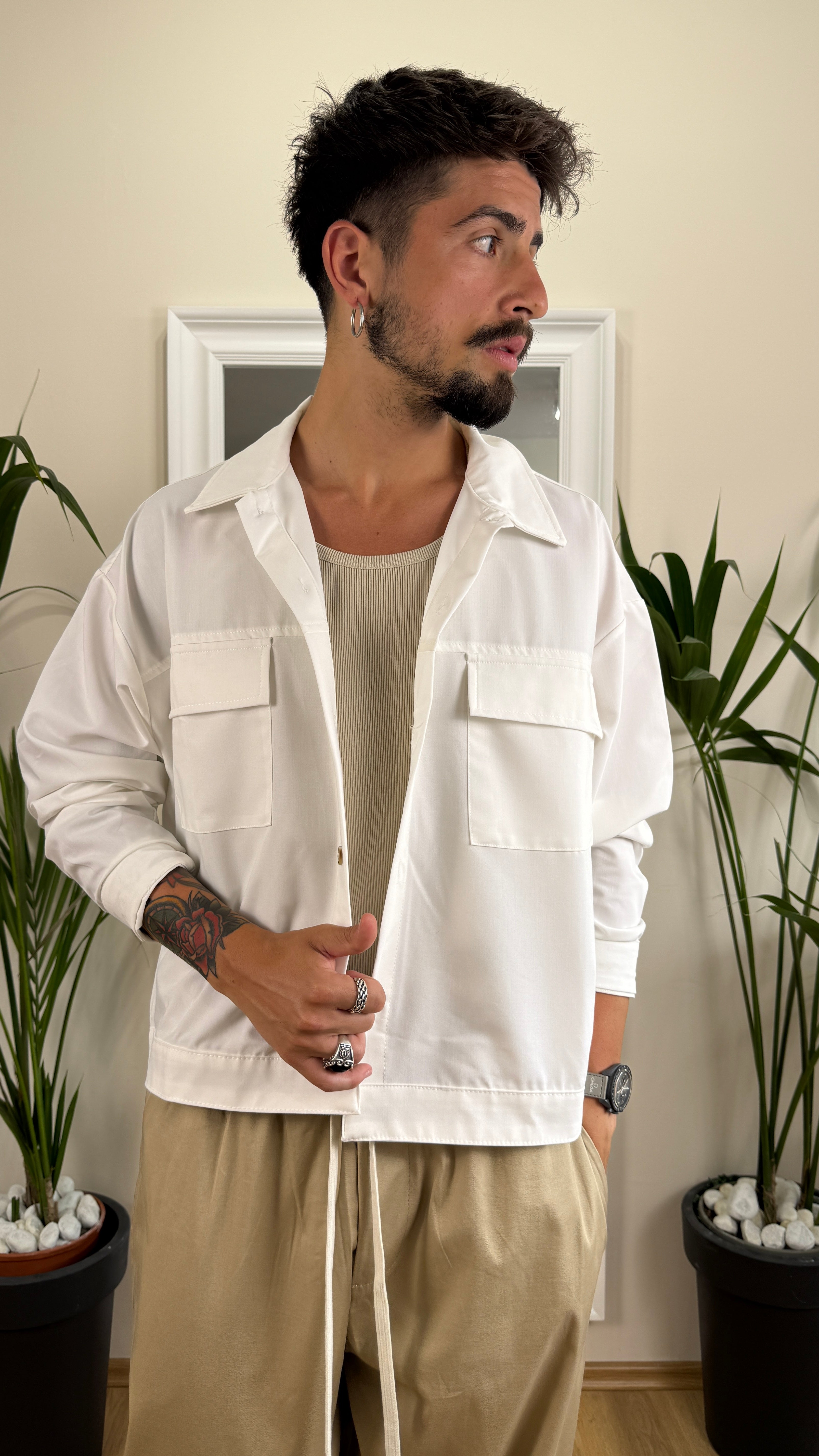 Camicia crop over white.