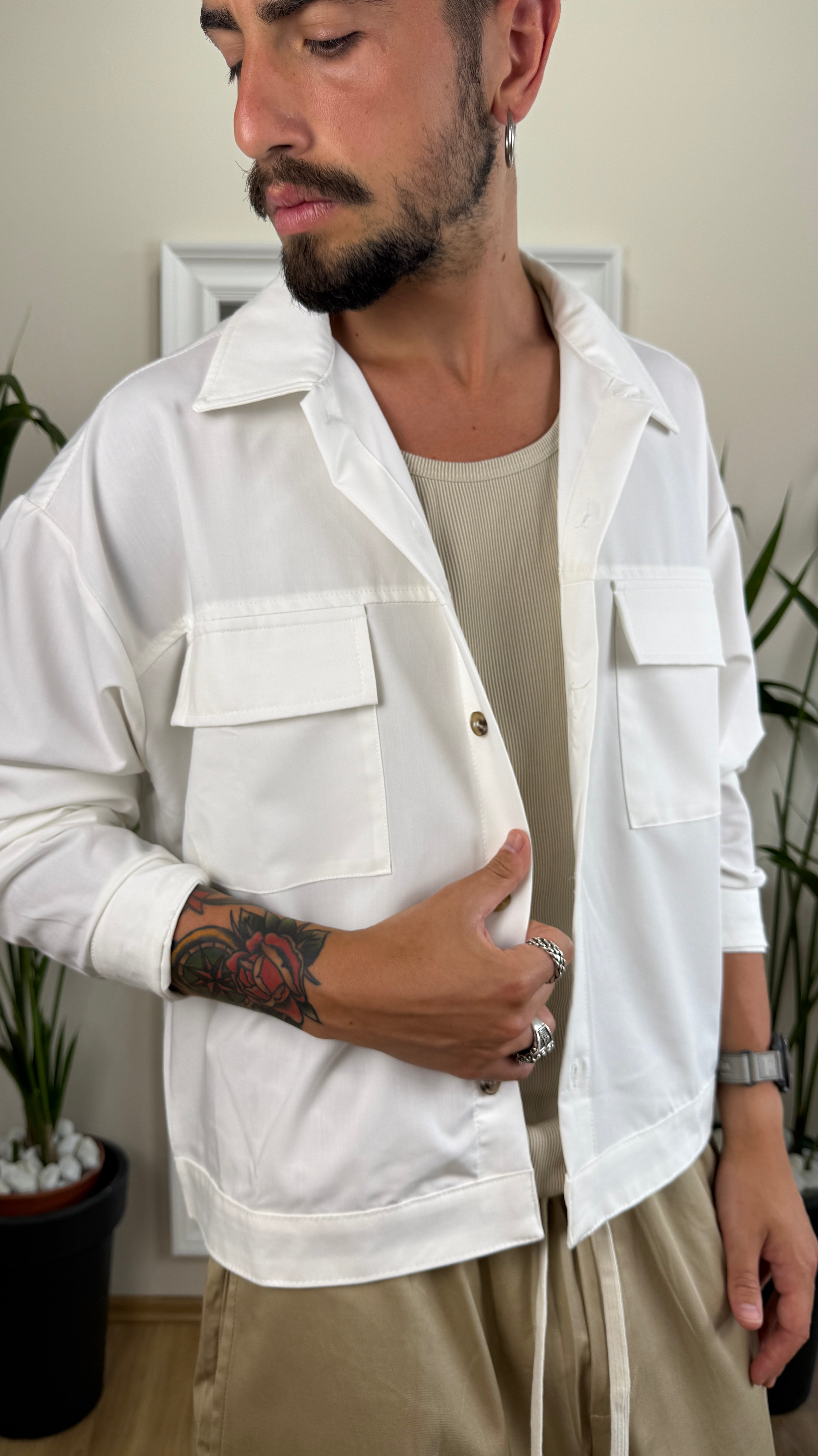 Camicia crop over white.