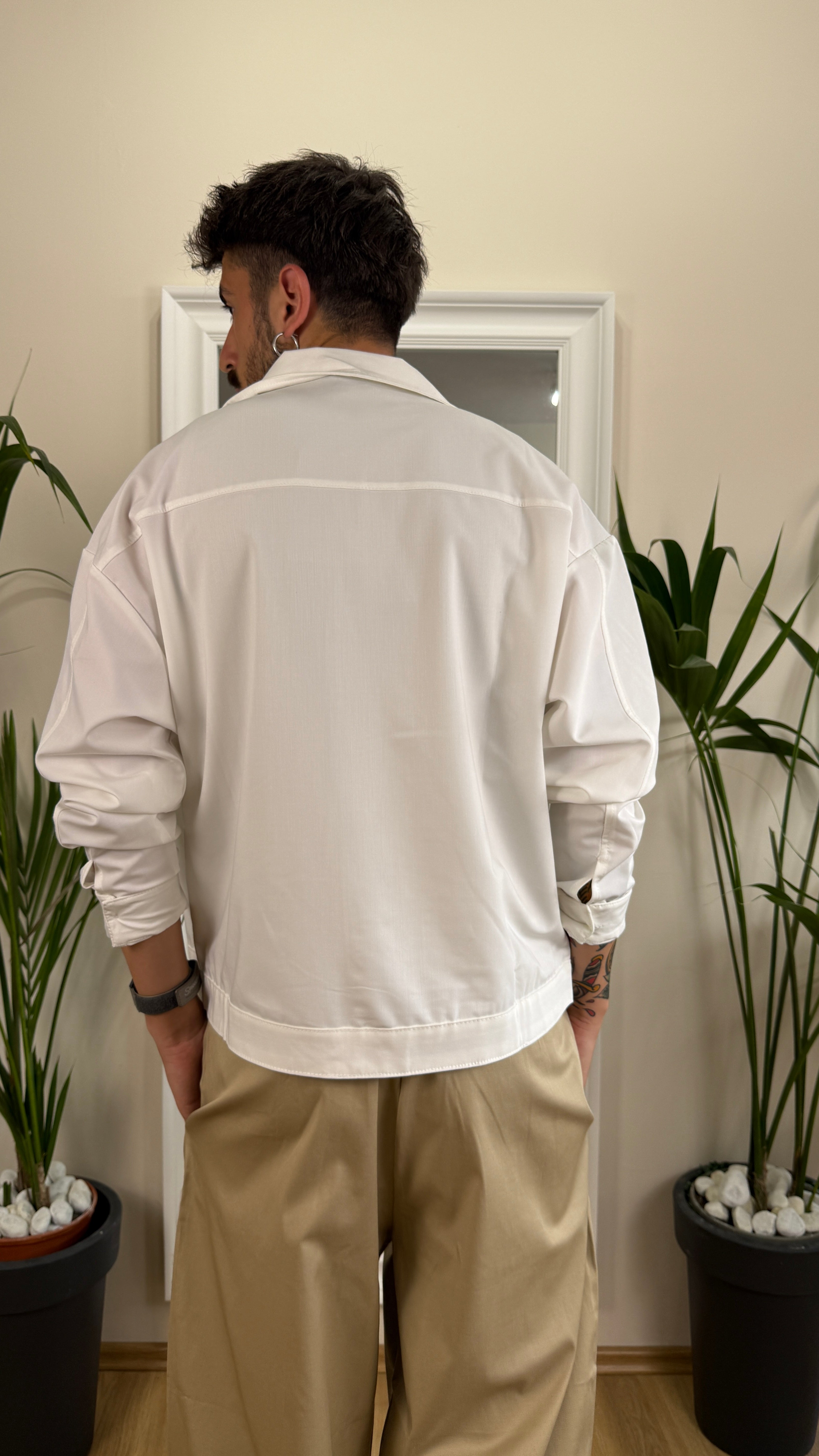 Camicia crop over white.