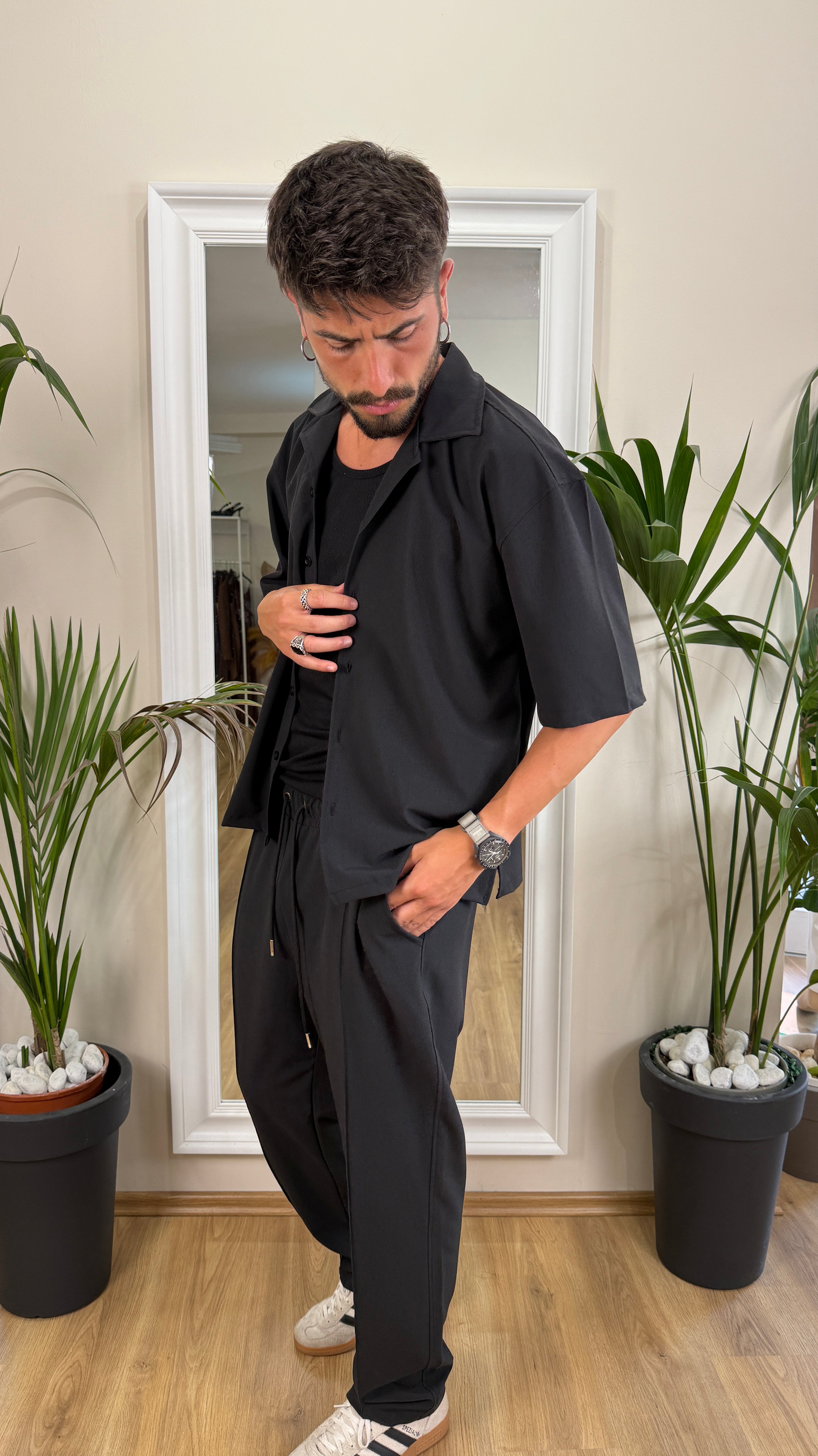Coordinato nero camicia e pantalone.