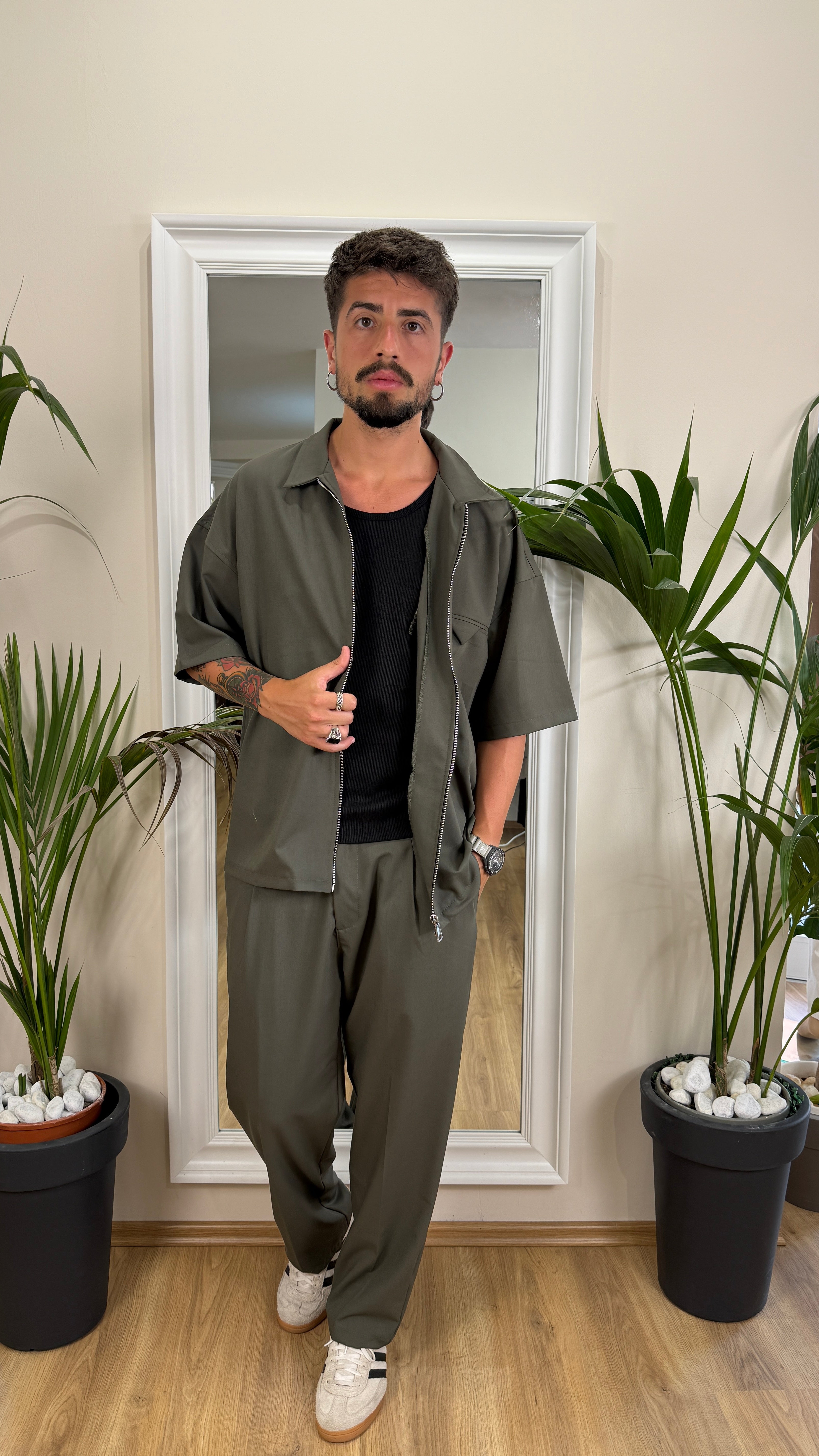 Coordinato loose fit con zip a manica corta verde militare.