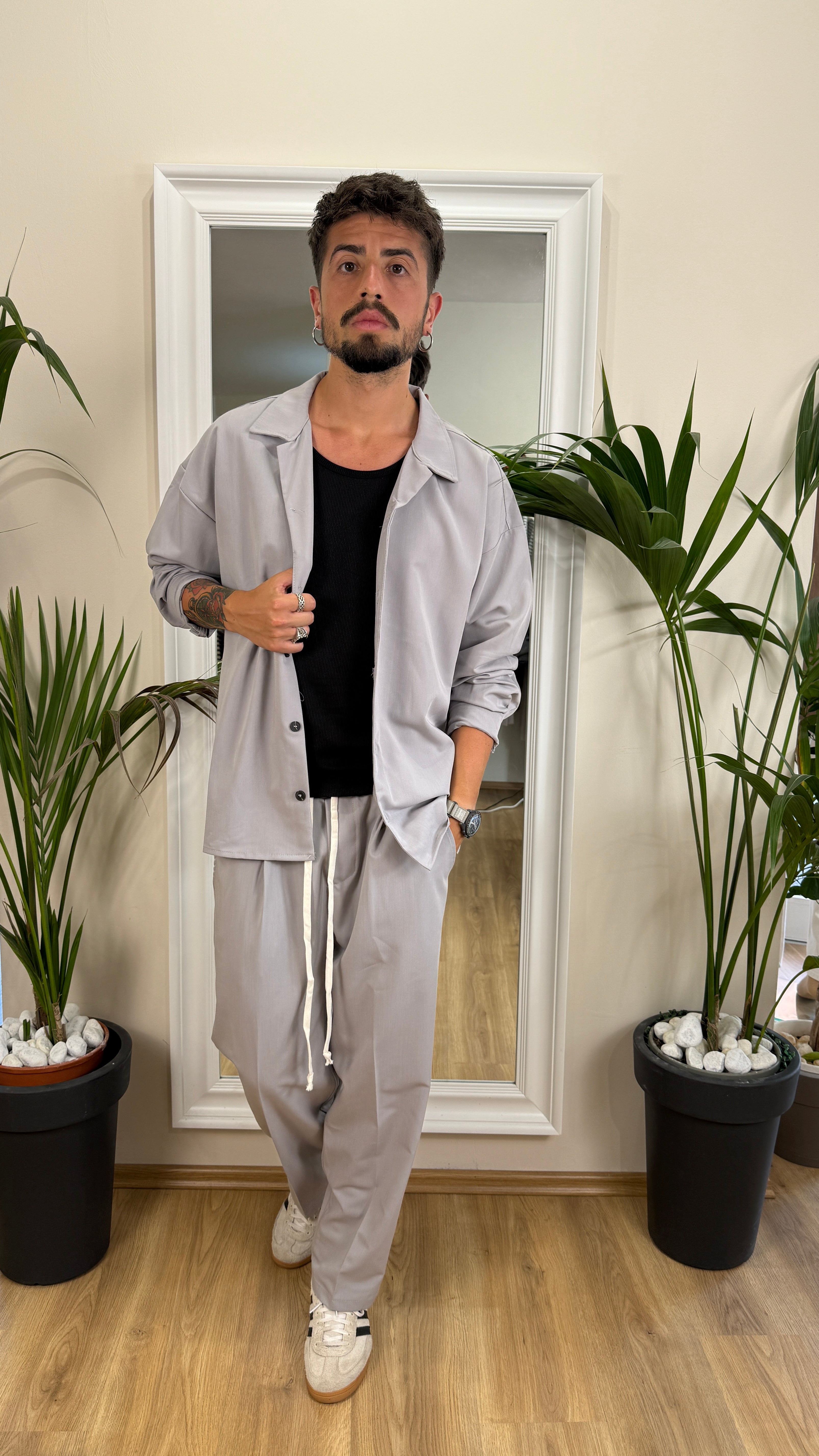 Coordinato camicia e pantalone loose fit.