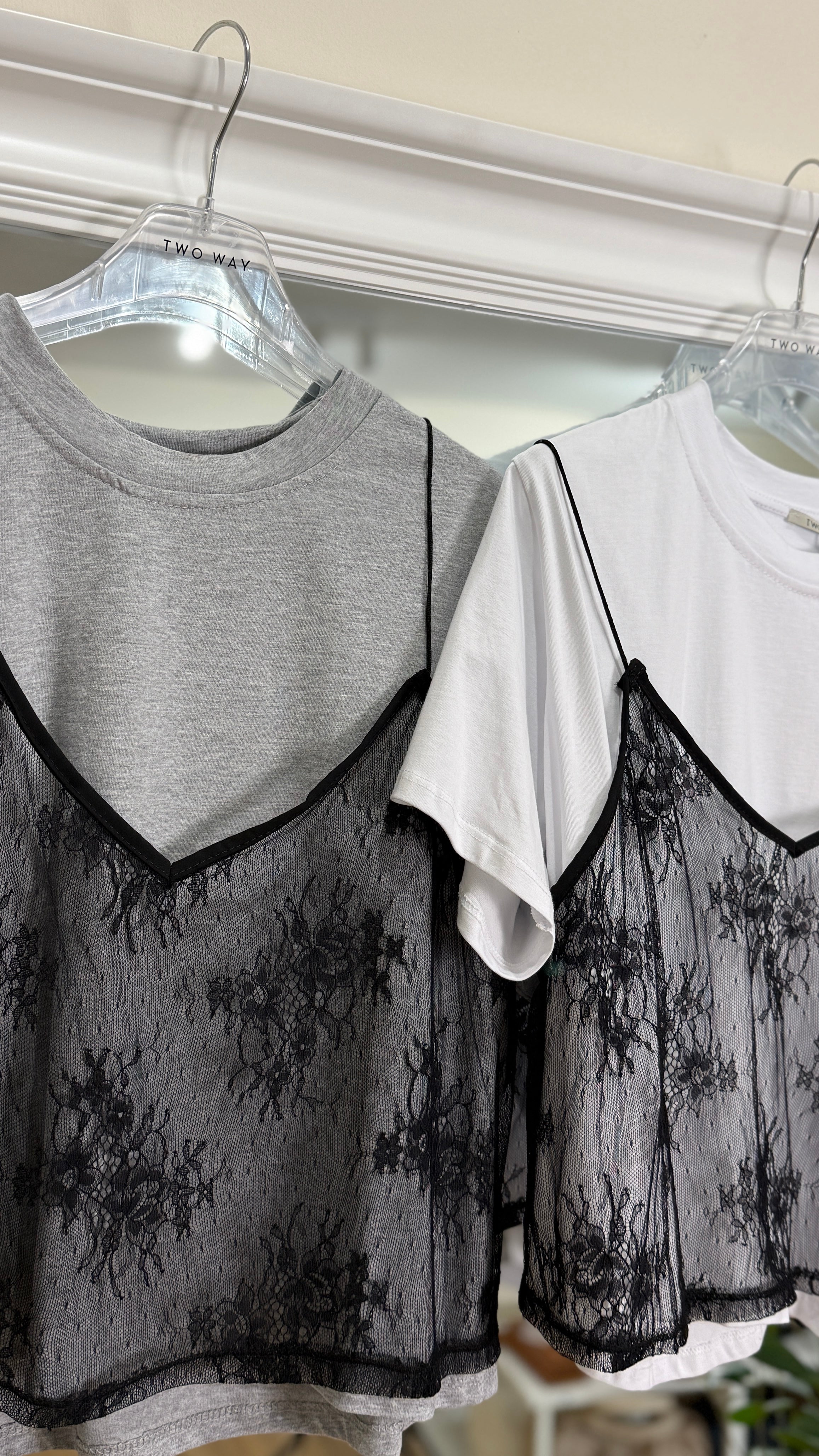 T-shirt con canotta in pizzo - two way.
