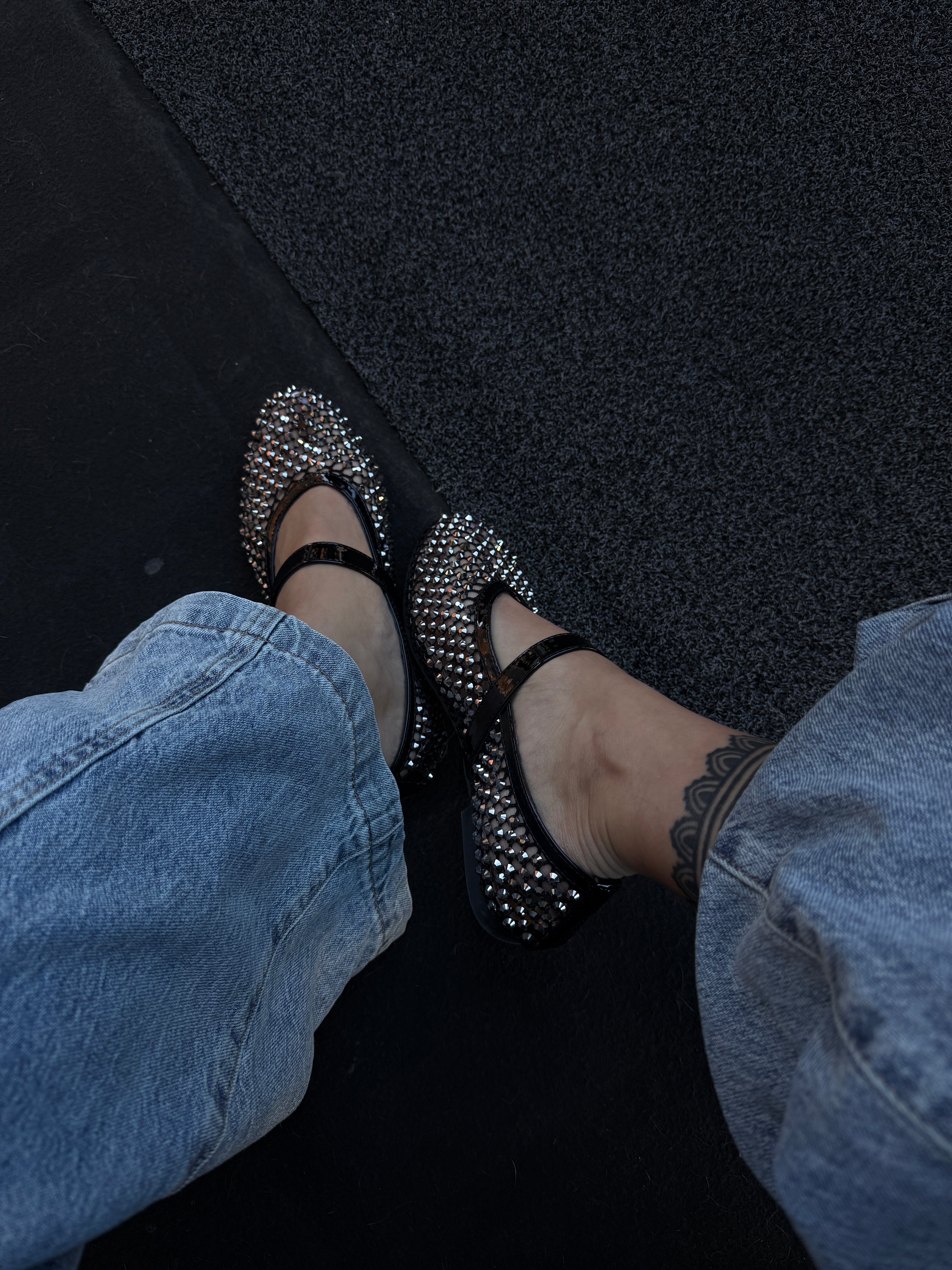 Ballerine nere a rete con brillantini.