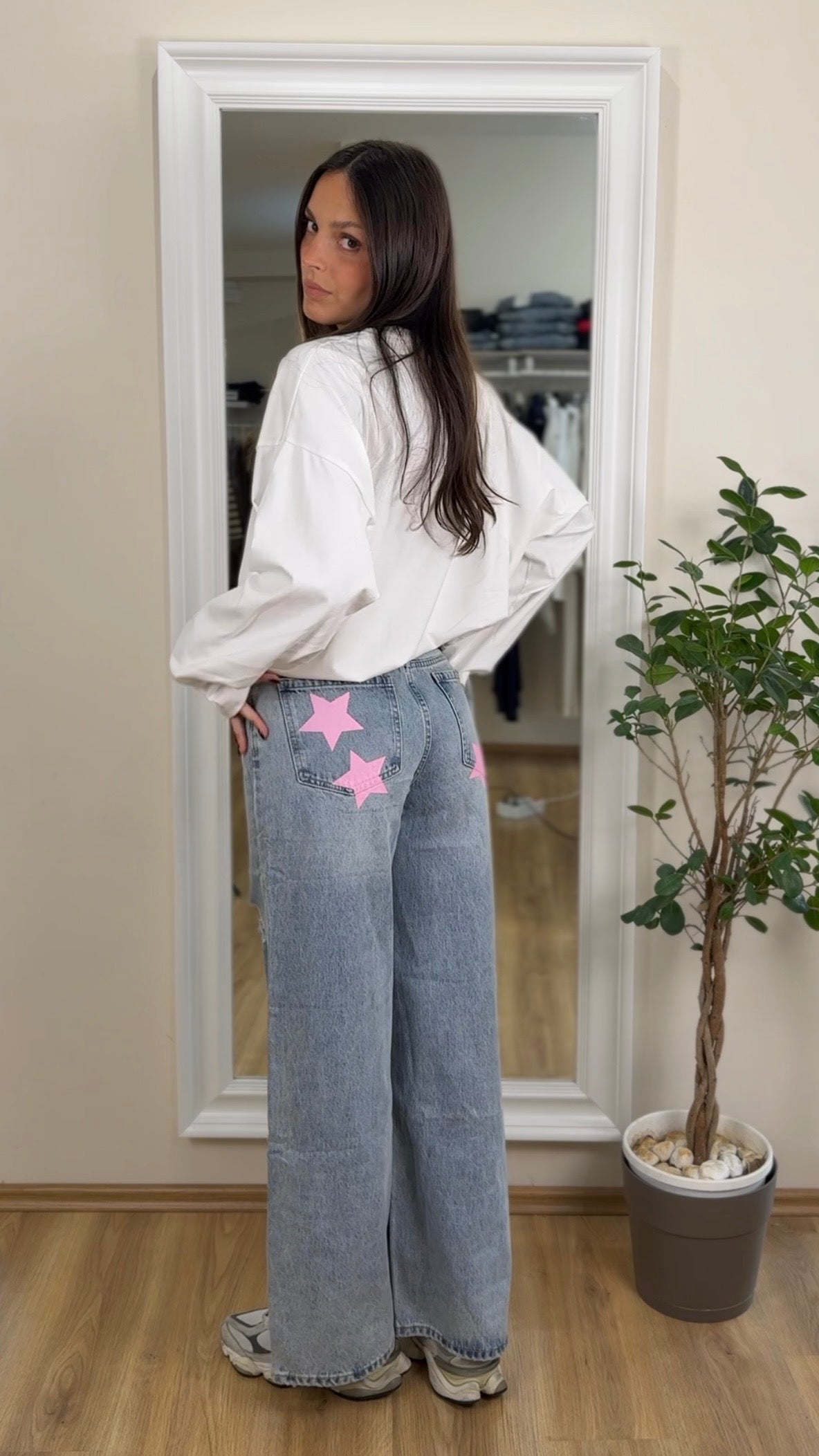 Jeans con stelline sul retro.