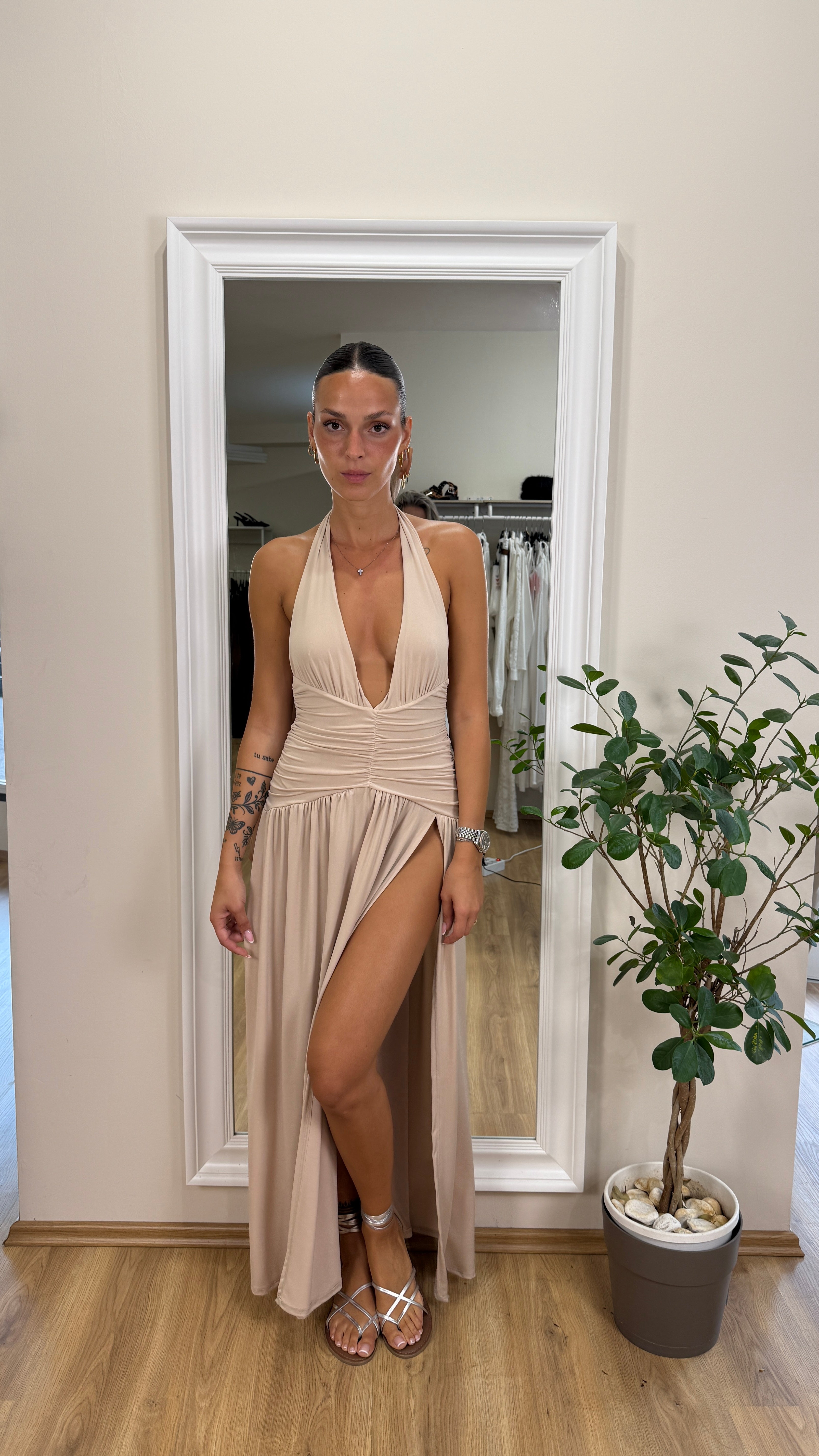 Abito elasticizzato con scollo profondo e spacco laterale.