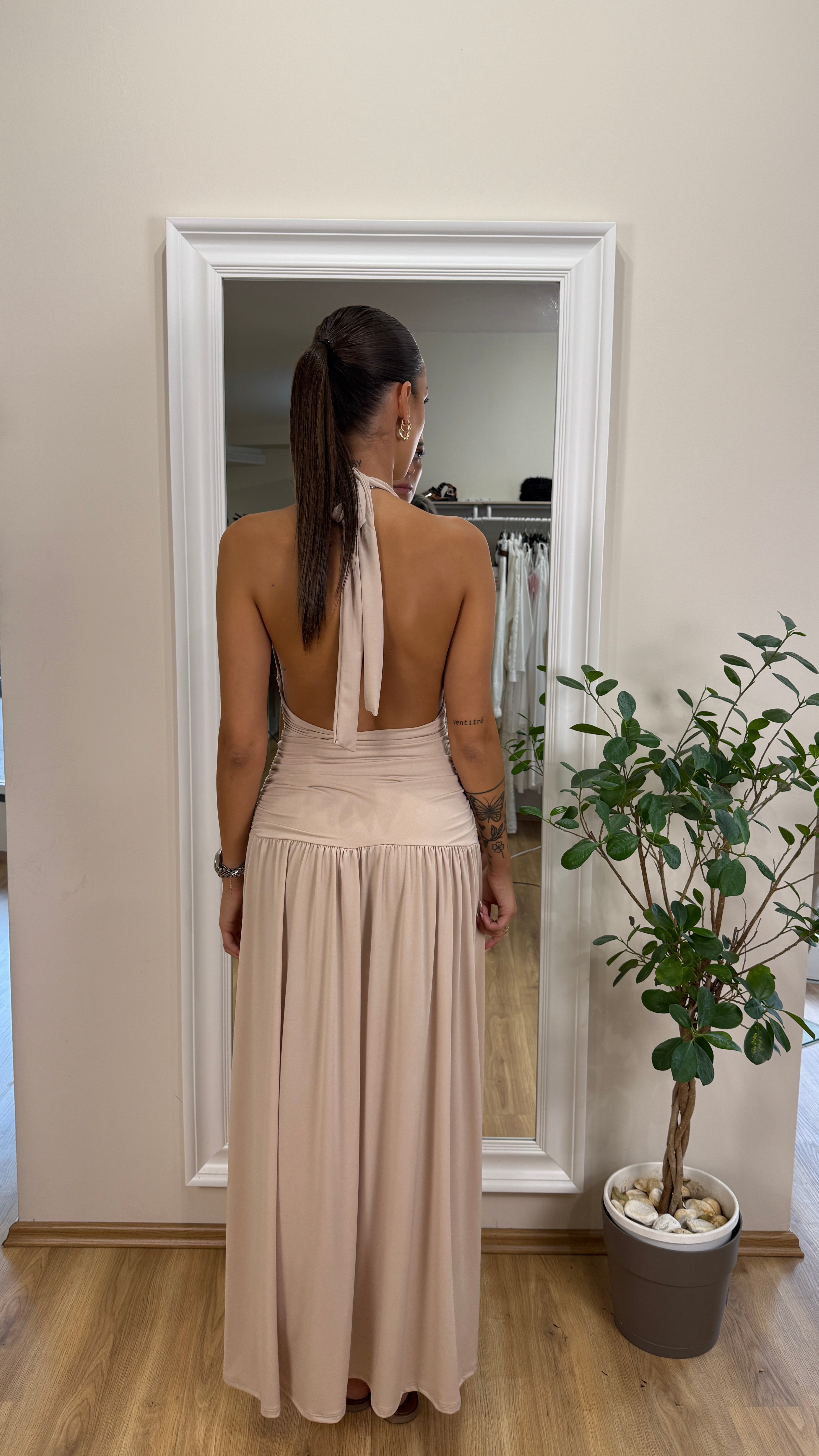 Abito elasticizzato con scollo profondo e spacco laterale.