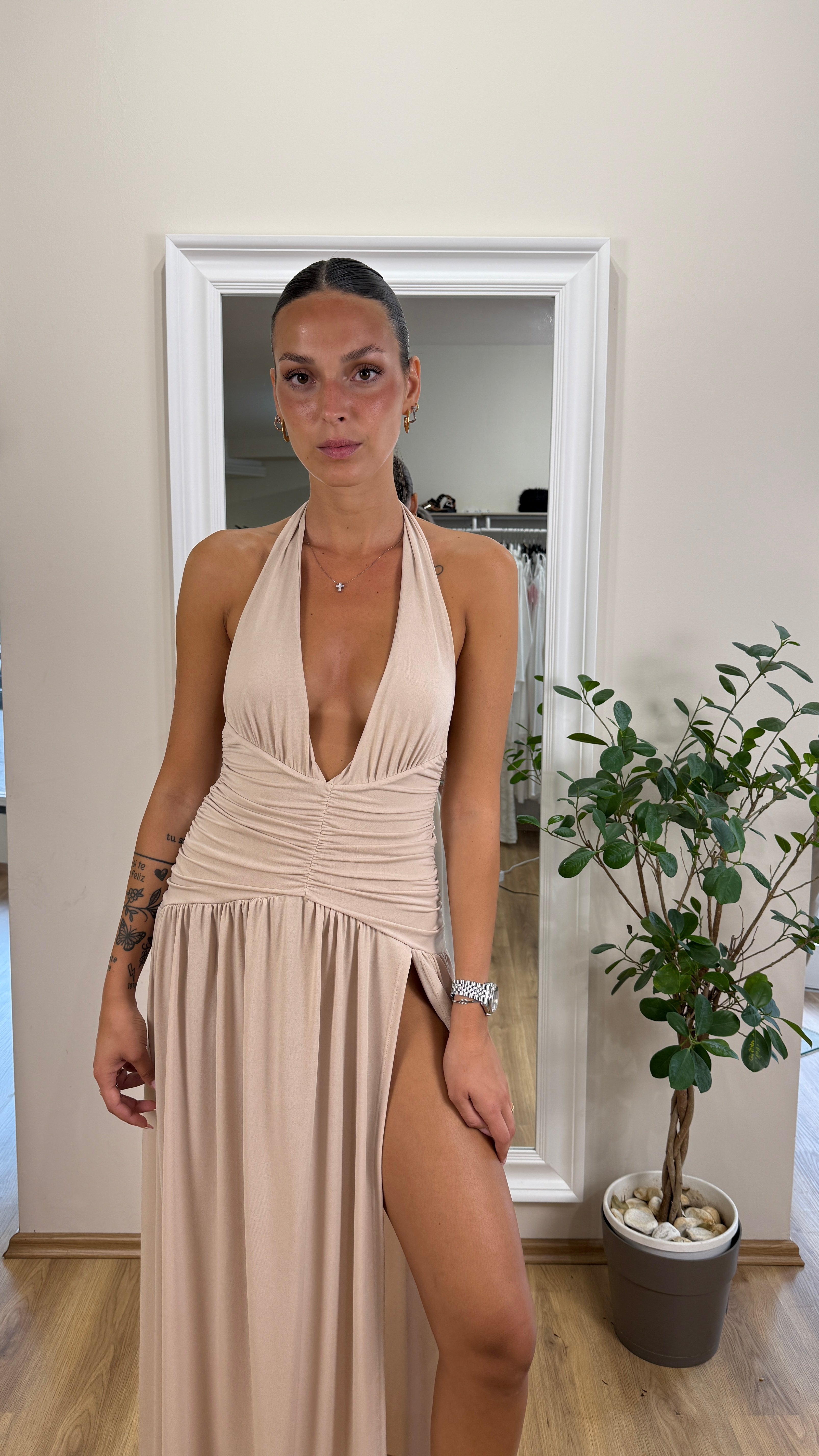 Abito elasticizzato con scollo profondo e spacco laterale.