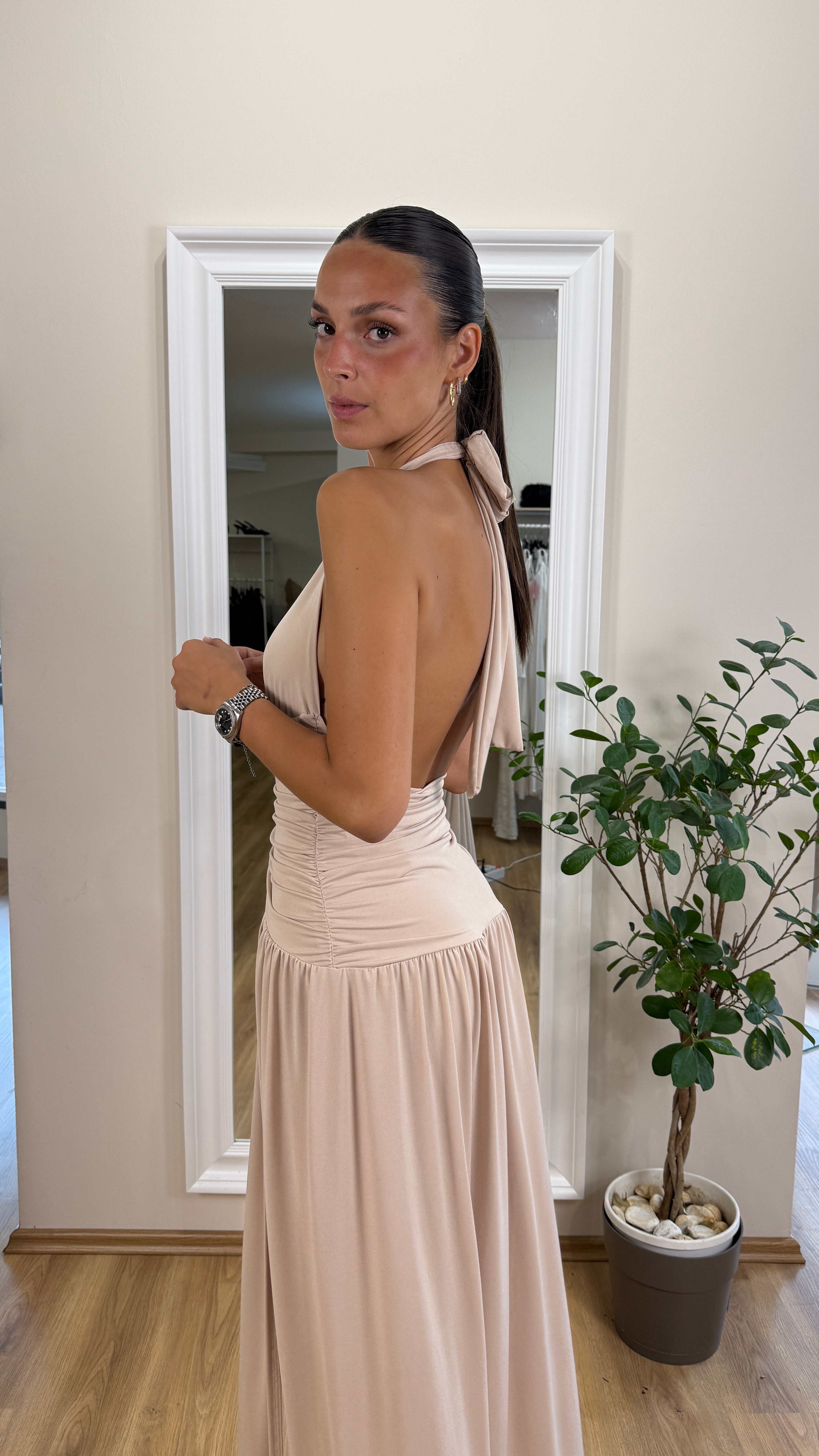 Abito elasticizzato con scollo profondo e spacco laterale.