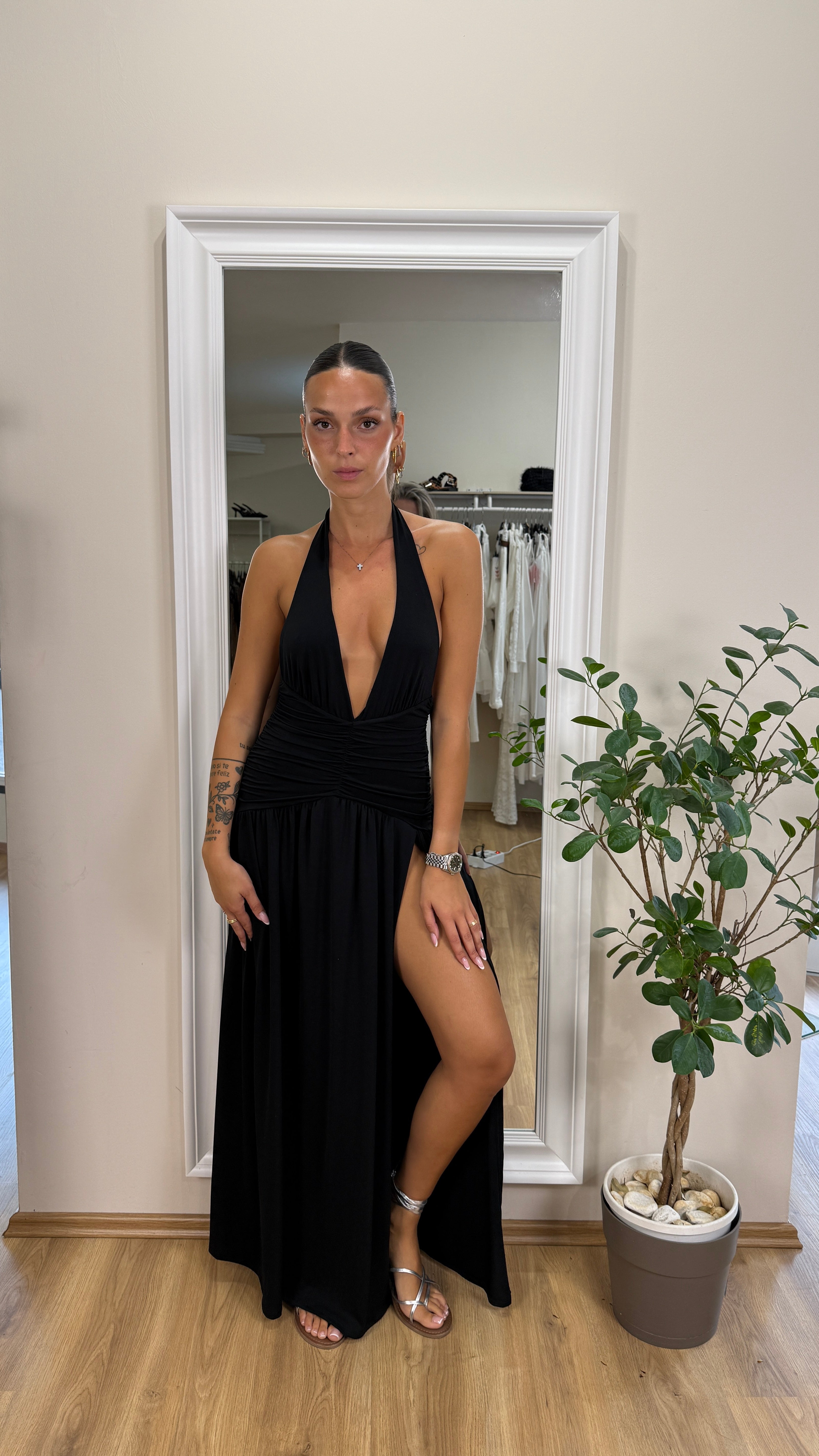 Abito elasticizzato con scollo profondo e spacco laterale.