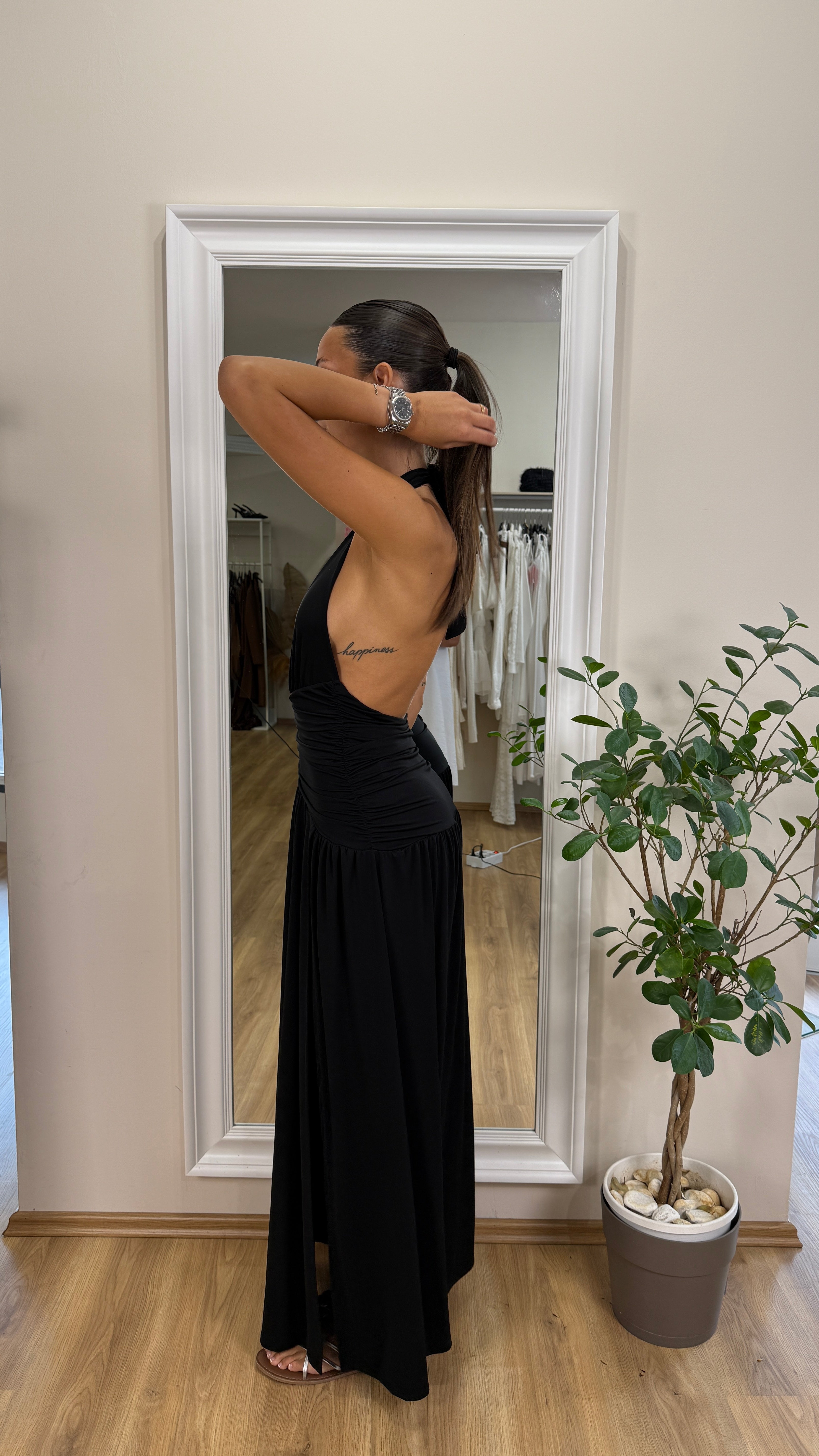 Abito elasticizzato con scollo profondo e spacco laterale.